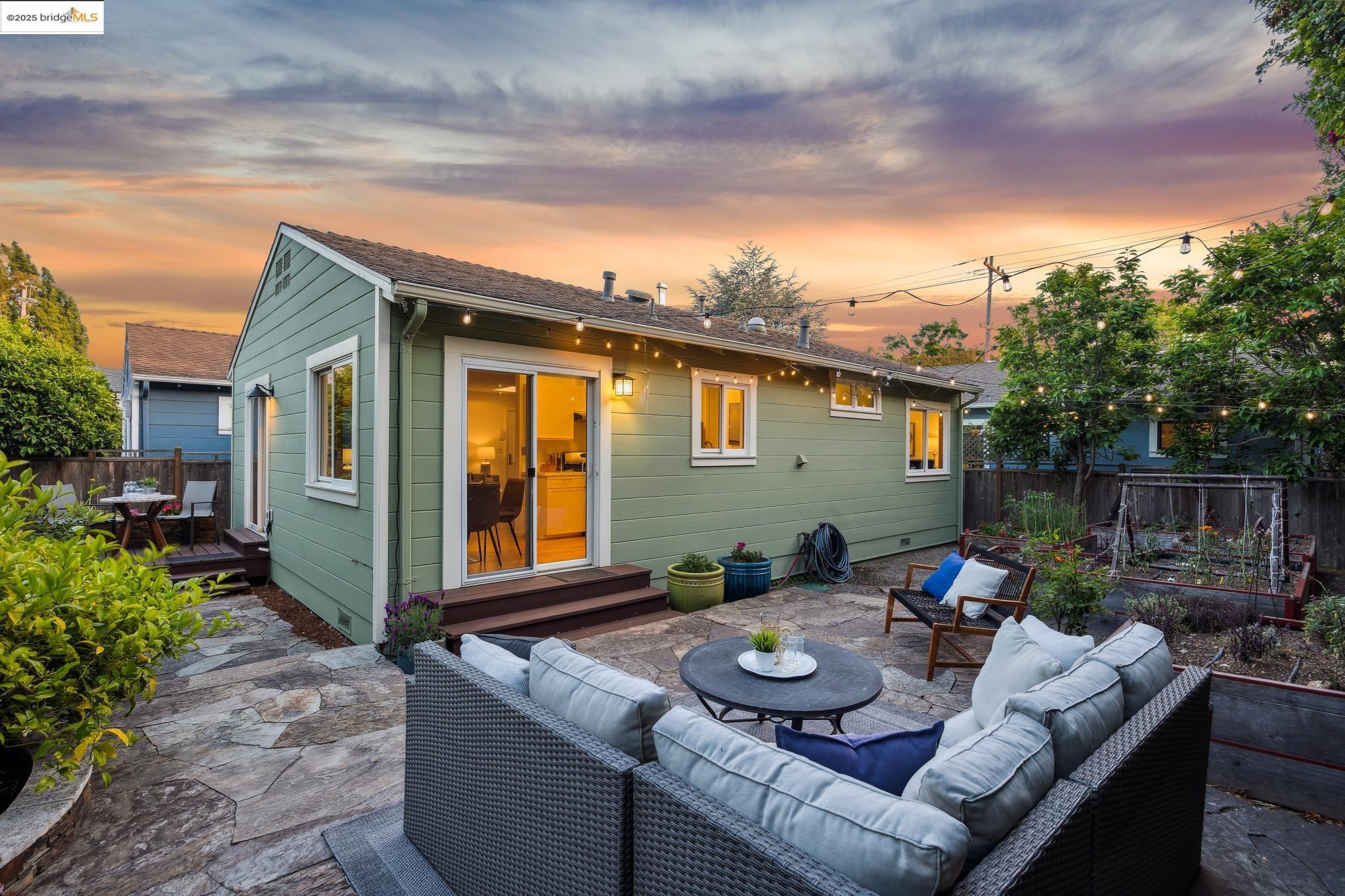 Detail Gallery Image 2 of 51 For 2335 10th St #C,  Berkeley,  CA 94710 - 2 Beds | 1 Baths