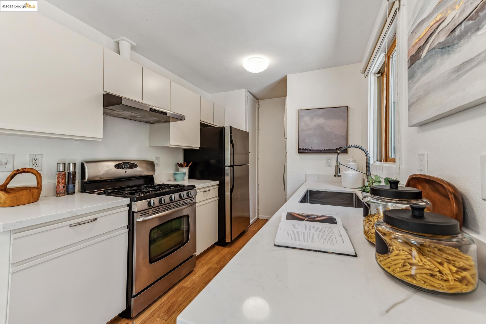 Detail Gallery Image 18 of 51 For 2335 10th St #C,  Berkeley,  CA 94710 - 2 Beds | 1 Baths