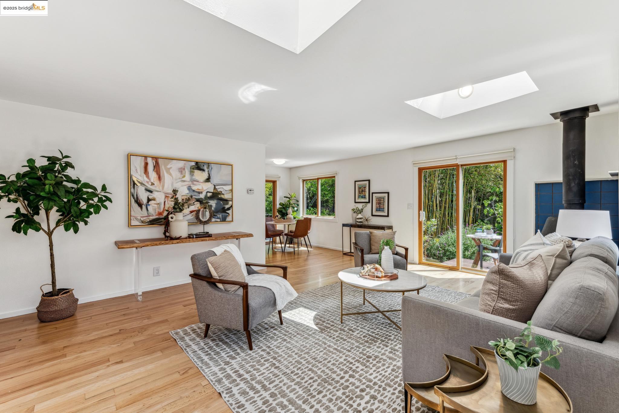 Detail Gallery Image 3 of 51 For 2335 10th St #C,  Berkeley,  CA 94710 - 2 Beds | 1 Baths