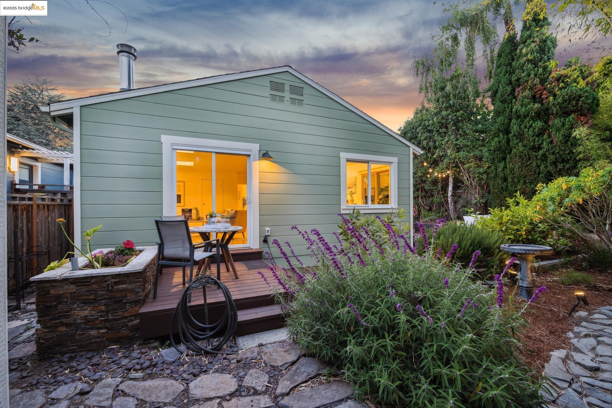 Detail Gallery Image 24 of 51 For 2335 10th St #C,  Berkeley,  CA 94710 - 2 Beds | 1 Baths