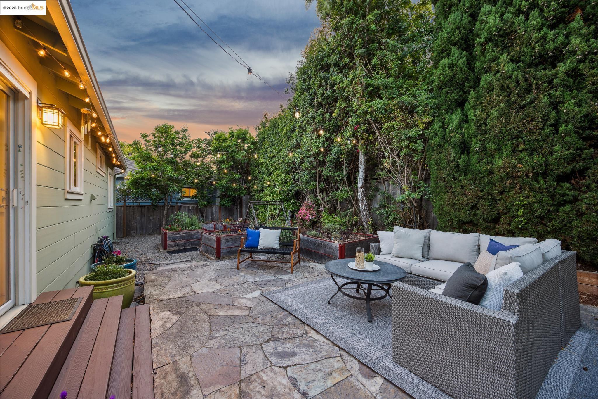 Detail Gallery Image 5 of 51 For 2335 10th St #C,  Berkeley,  CA 94710 - 2 Beds | 1 Baths
