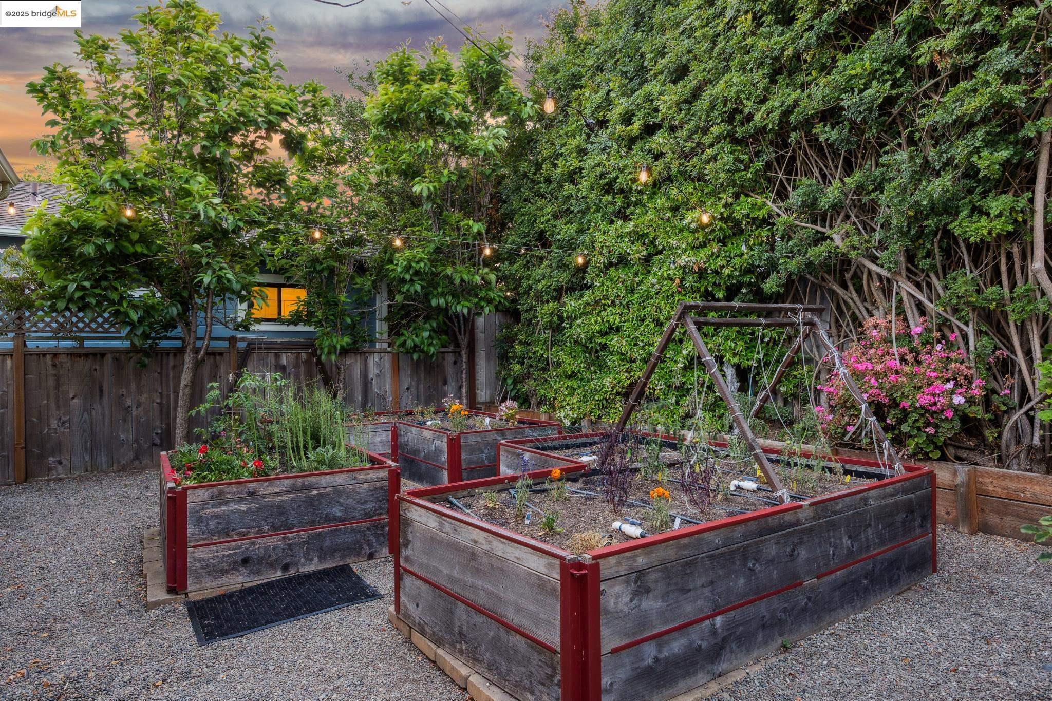 Detail Gallery Image 47 of 51 For 2335 10th St #C,  Berkeley,  CA 94710 - 2 Beds | 1 Baths