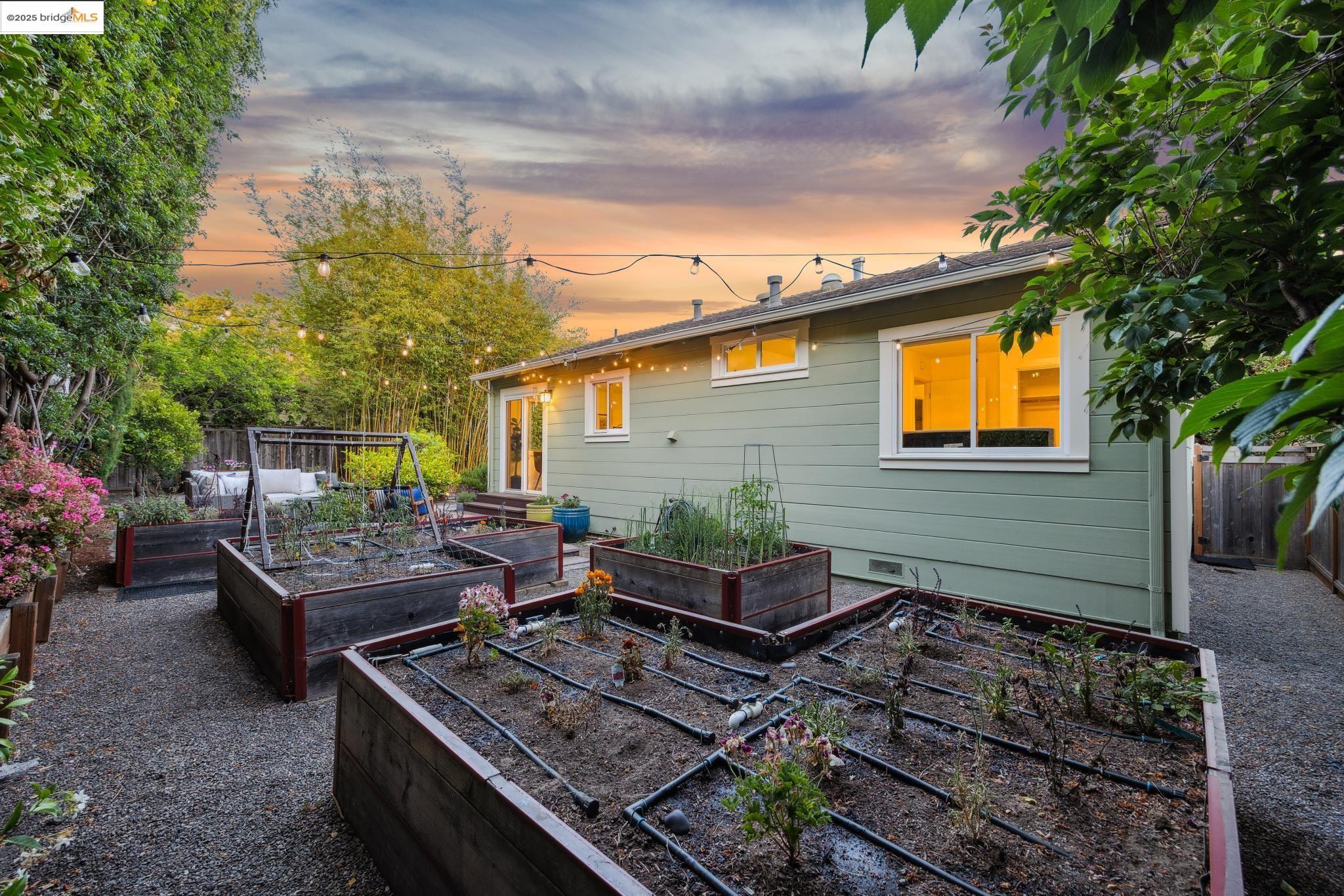 Detail Gallery Image 49 of 51 For 2335 10th St #C,  Berkeley,  CA 94710 - 2 Beds | 1 Baths