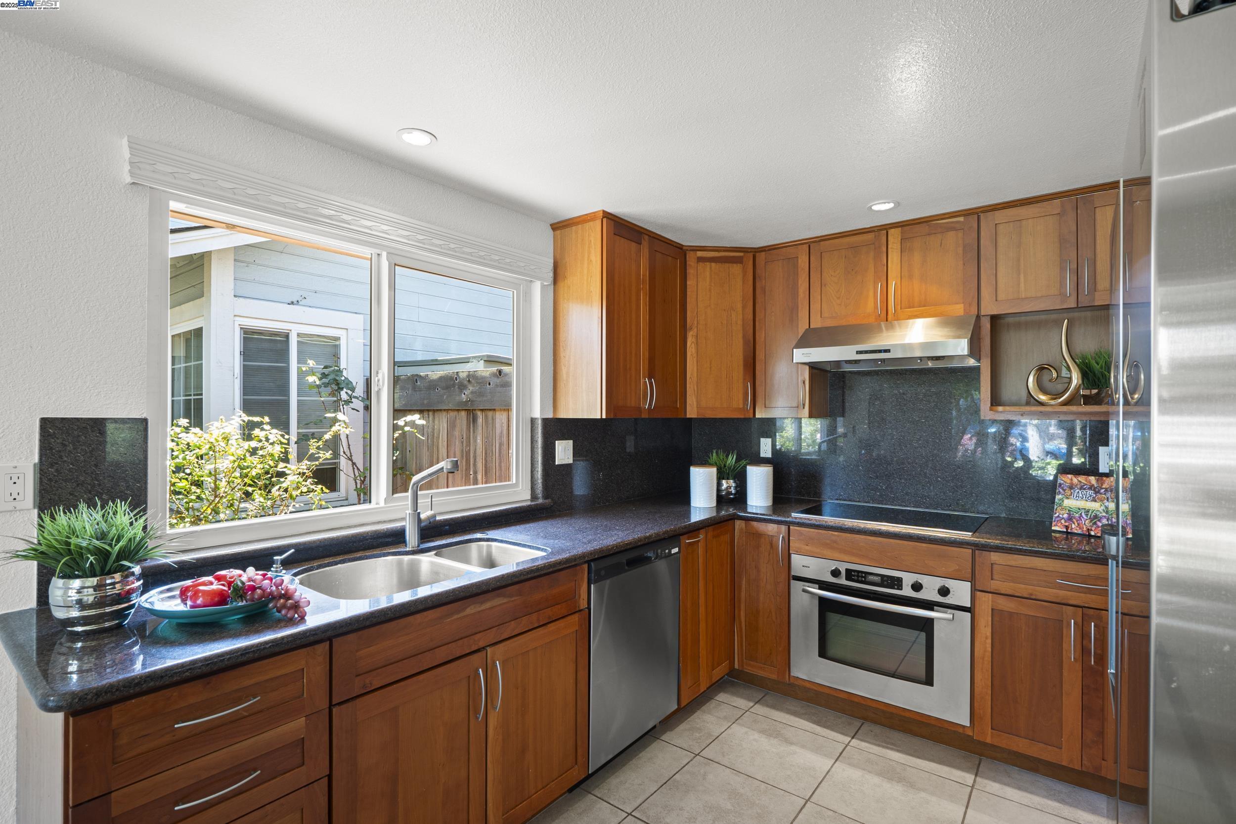 Detail Gallery Image 13 of 33 For 139 Justin Cir, Alameda,  CA 94502 - 3 Beds | 2 Baths