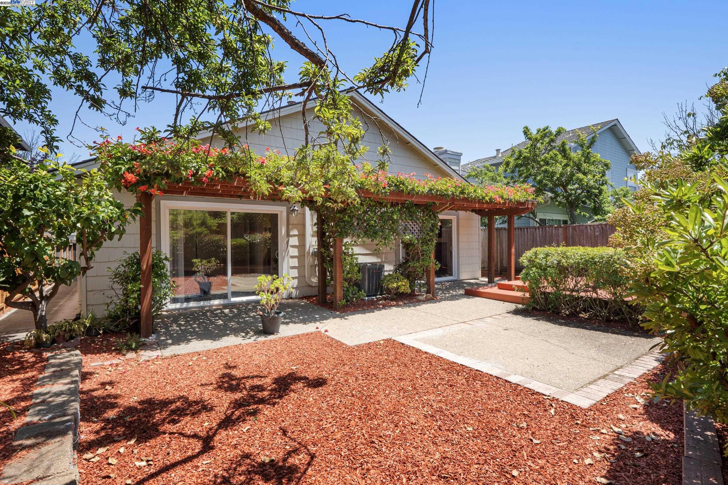 Detail Gallery Image 6 of 33 For 139 Justin Cir, Alameda,  CA 94502 - 3 Beds | 2 Baths