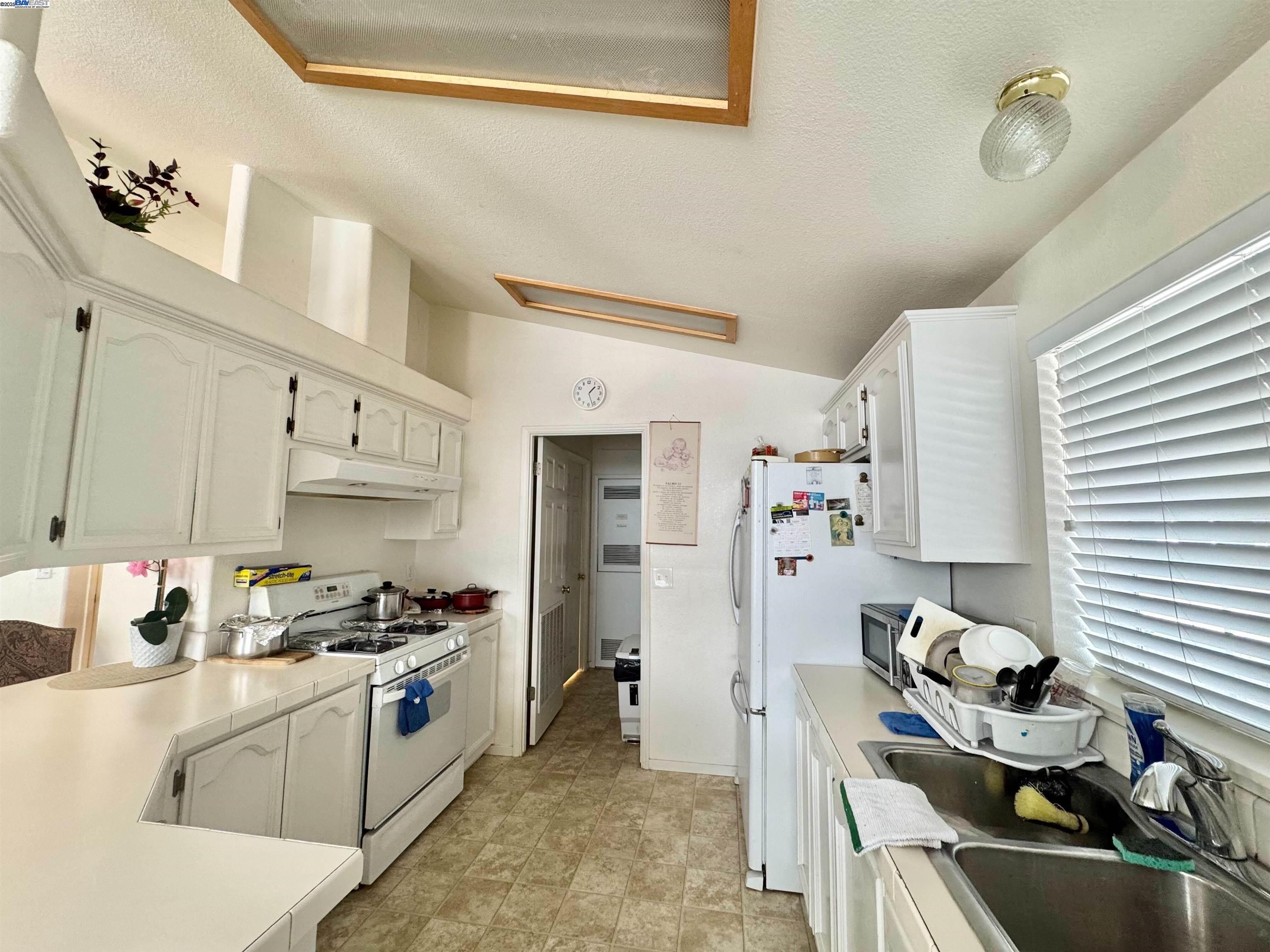 Detail Gallery Image 5 of 11 For 1220 Tasman Dr #39,  Sunnyvale,  CA 94089 - 3 Beds | 2 Baths
