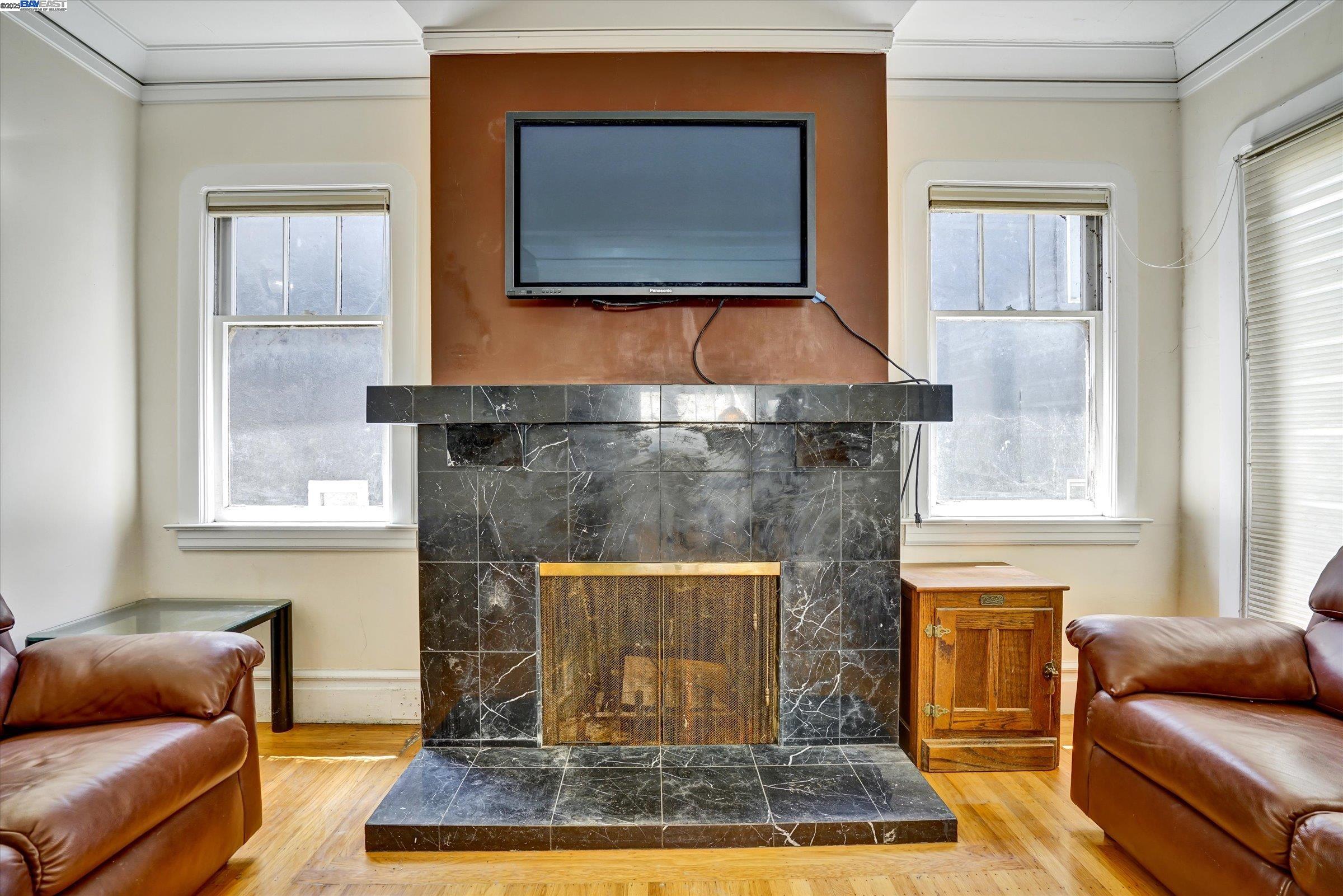 Detail Gallery Image 2 of 24 For 5378 Broadway, Oakland,  CA 94618 - 2 Beds | 1 Baths