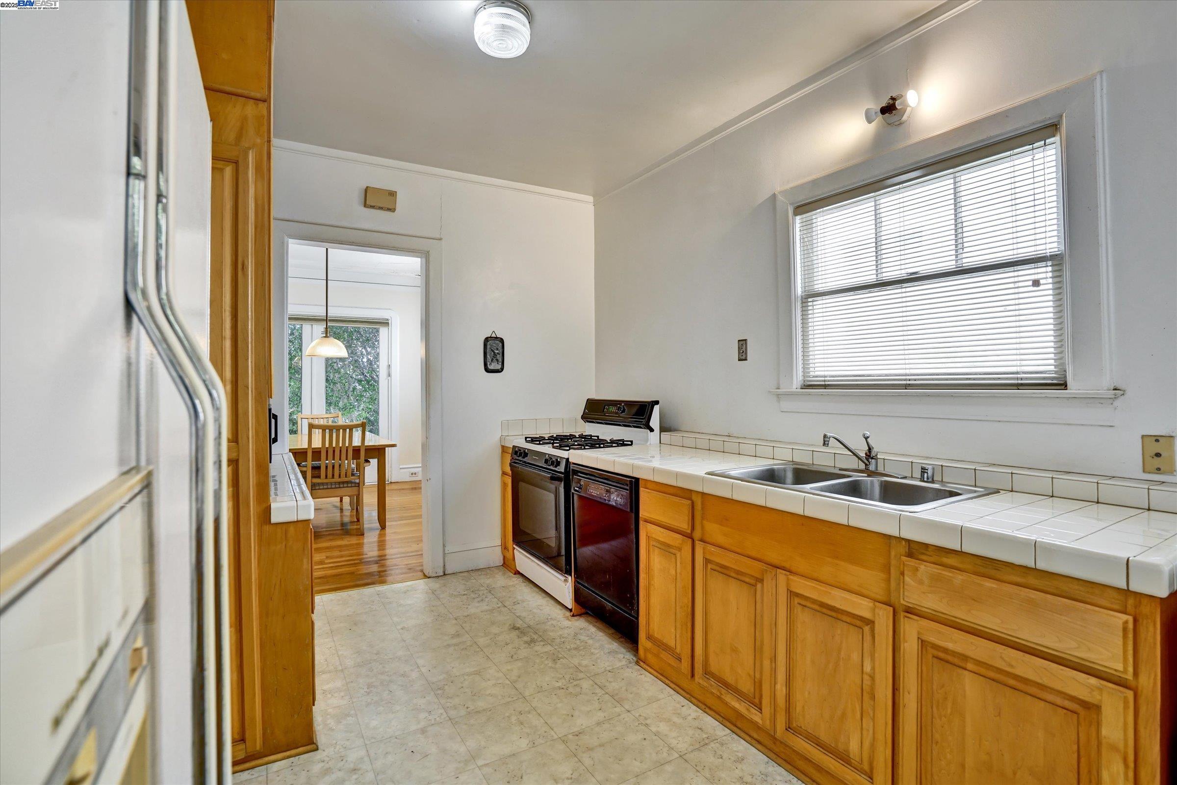 Detail Gallery Image 11 of 24 For 5378 Broadway, Oakland,  CA 94618 - 2 Beds | 1 Baths