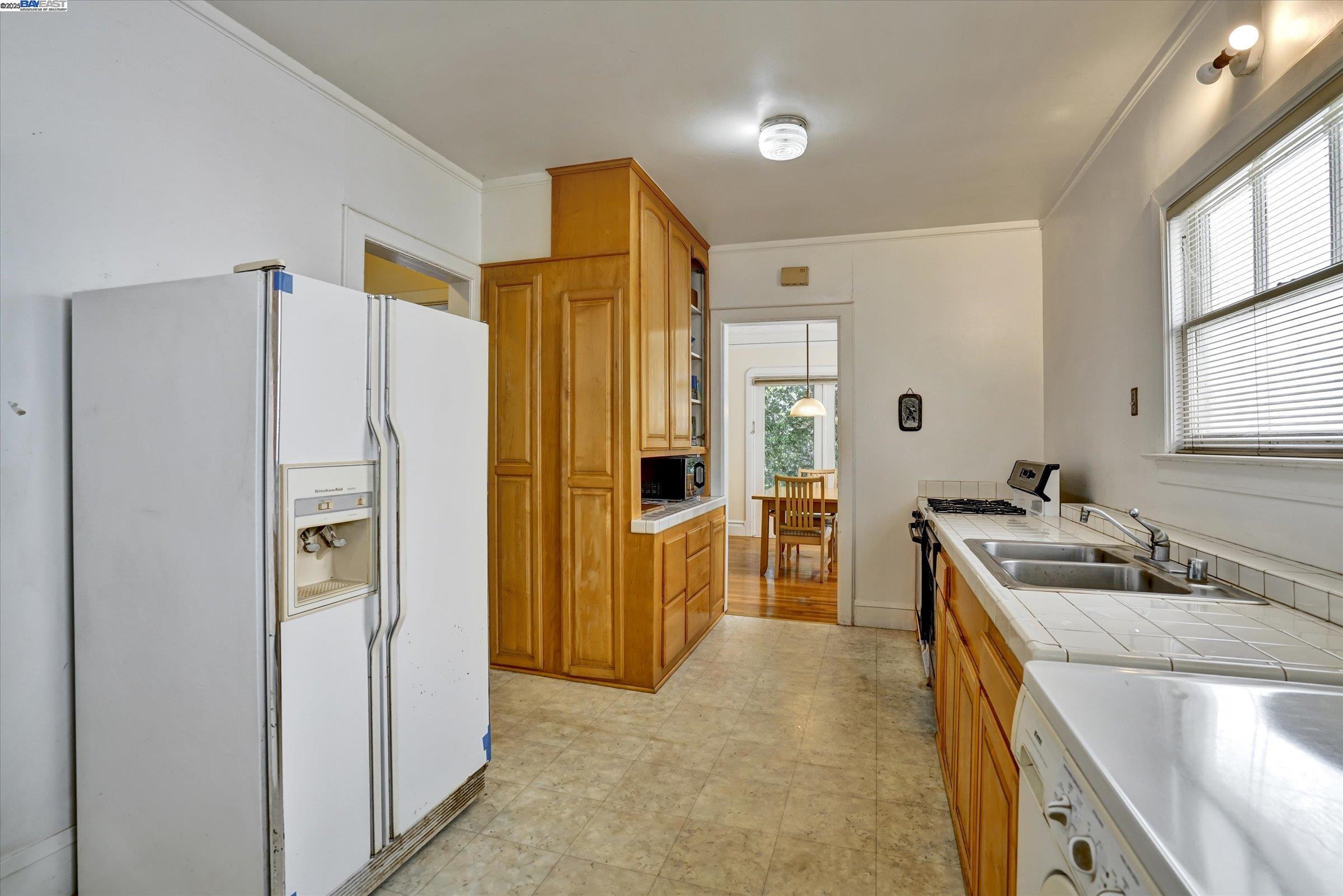 Detail Gallery Image 12 of 24 For 5378 Broadway, Oakland,  CA 94618 - 2 Beds | 1 Baths