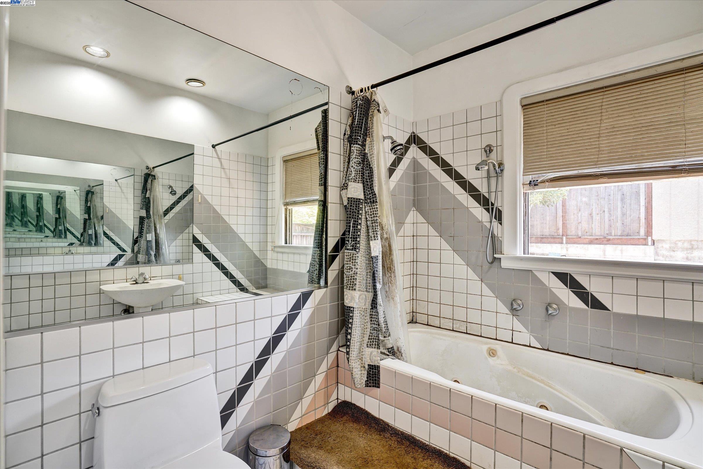 Detail Gallery Image 14 of 24 For 5378 Broadway, Oakland,  CA 94618 - 2 Beds | 1 Baths