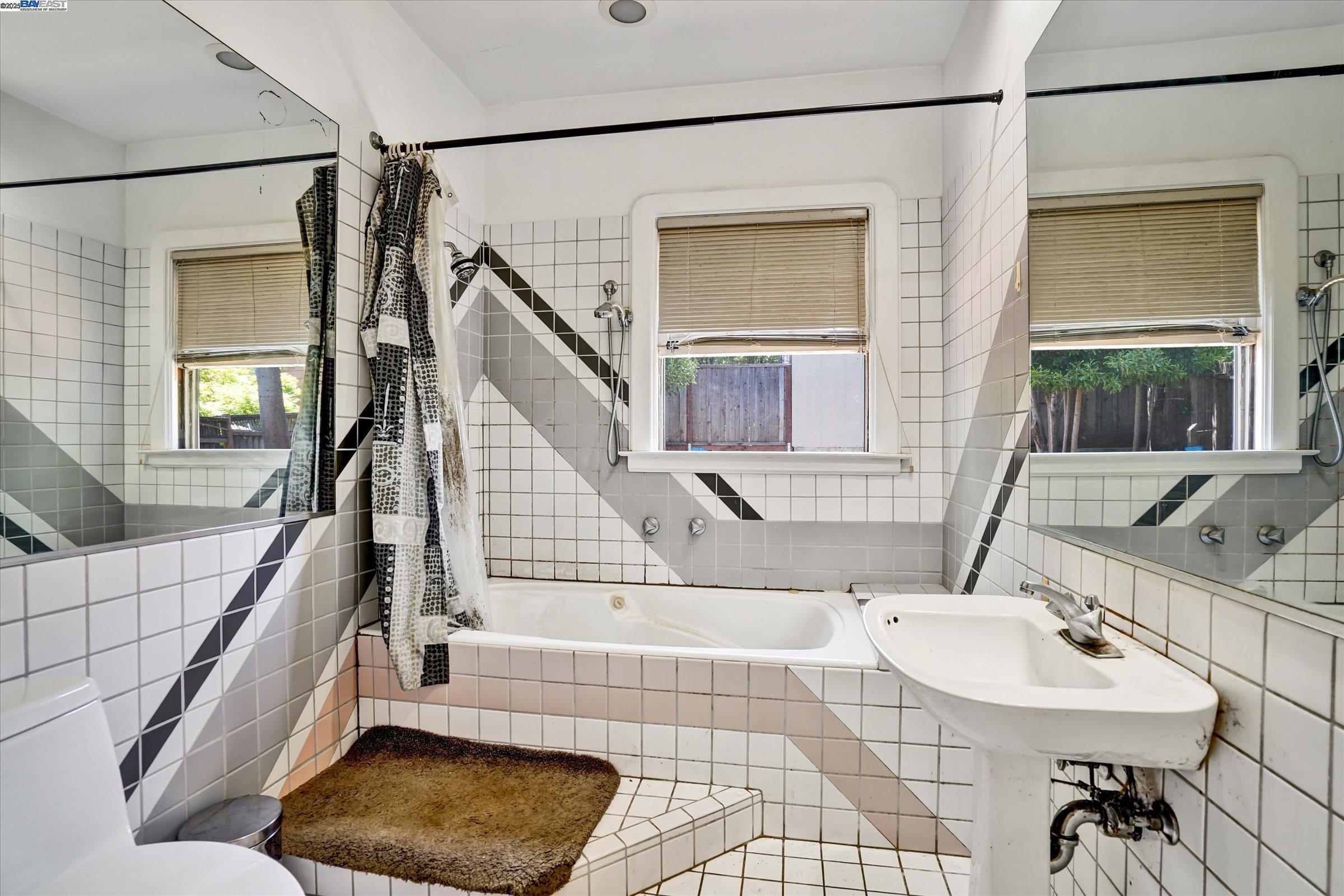 Detail Gallery Image 15 of 24 For 5378 Broadway, Oakland,  CA 94618 - 2 Beds | 1 Baths