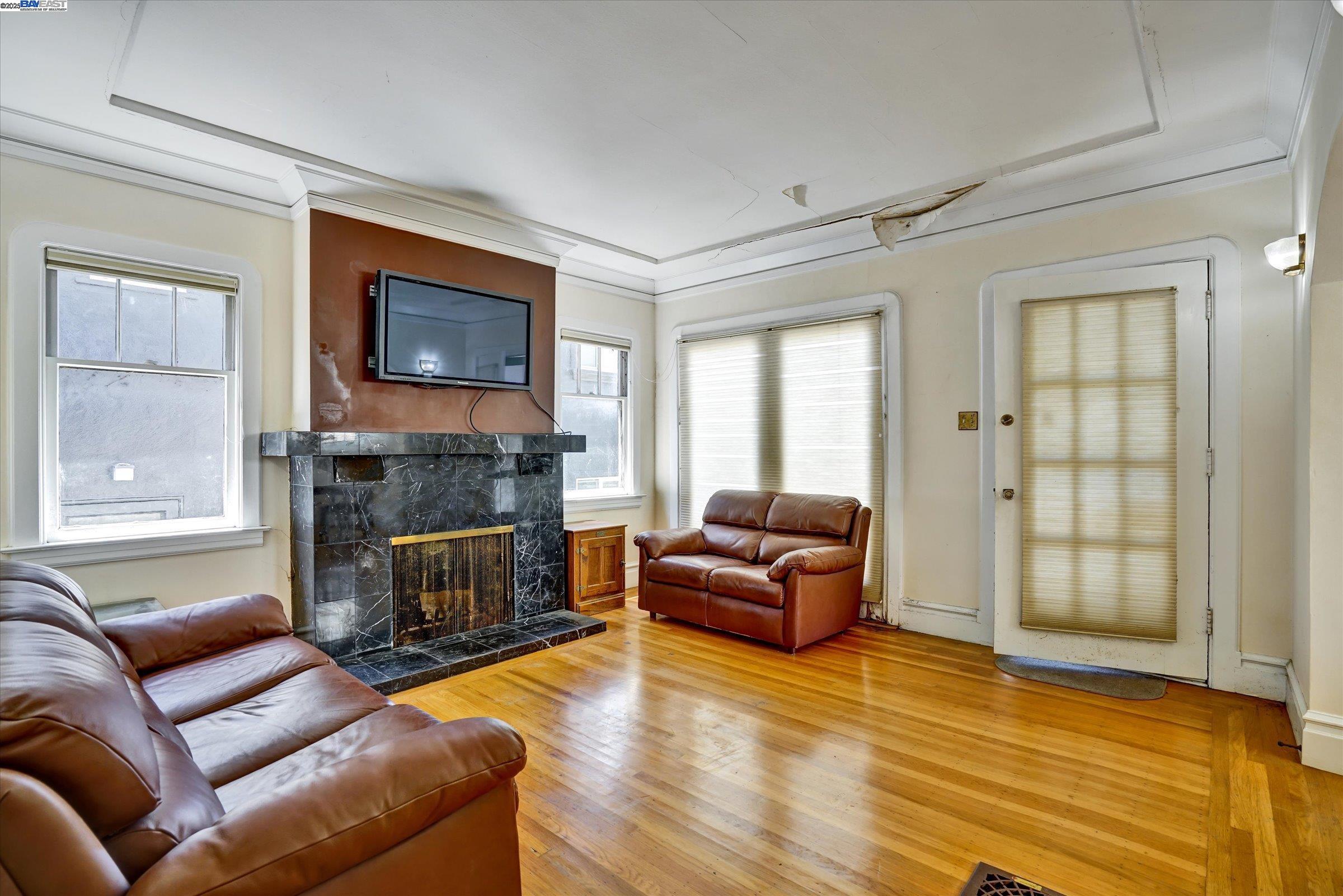 Detail Gallery Image 3 of 24 For 5378 Broadway, Oakland,  CA 94618 - 2 Beds | 1 Baths