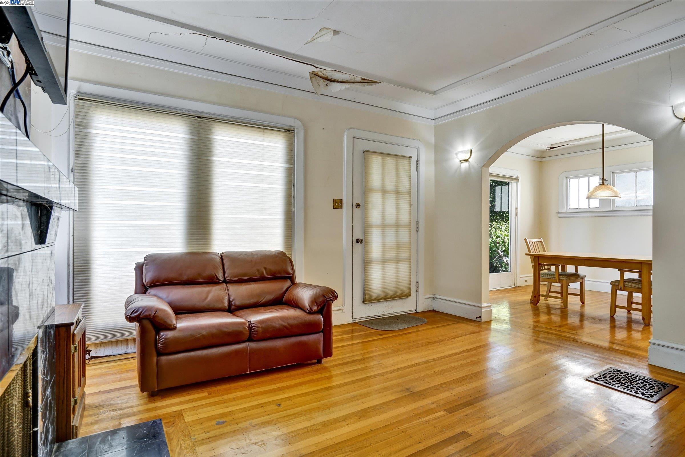 Detail Gallery Image 4 of 24 For 5378 Broadway, Oakland,  CA 94618 - 2 Beds | 1 Baths