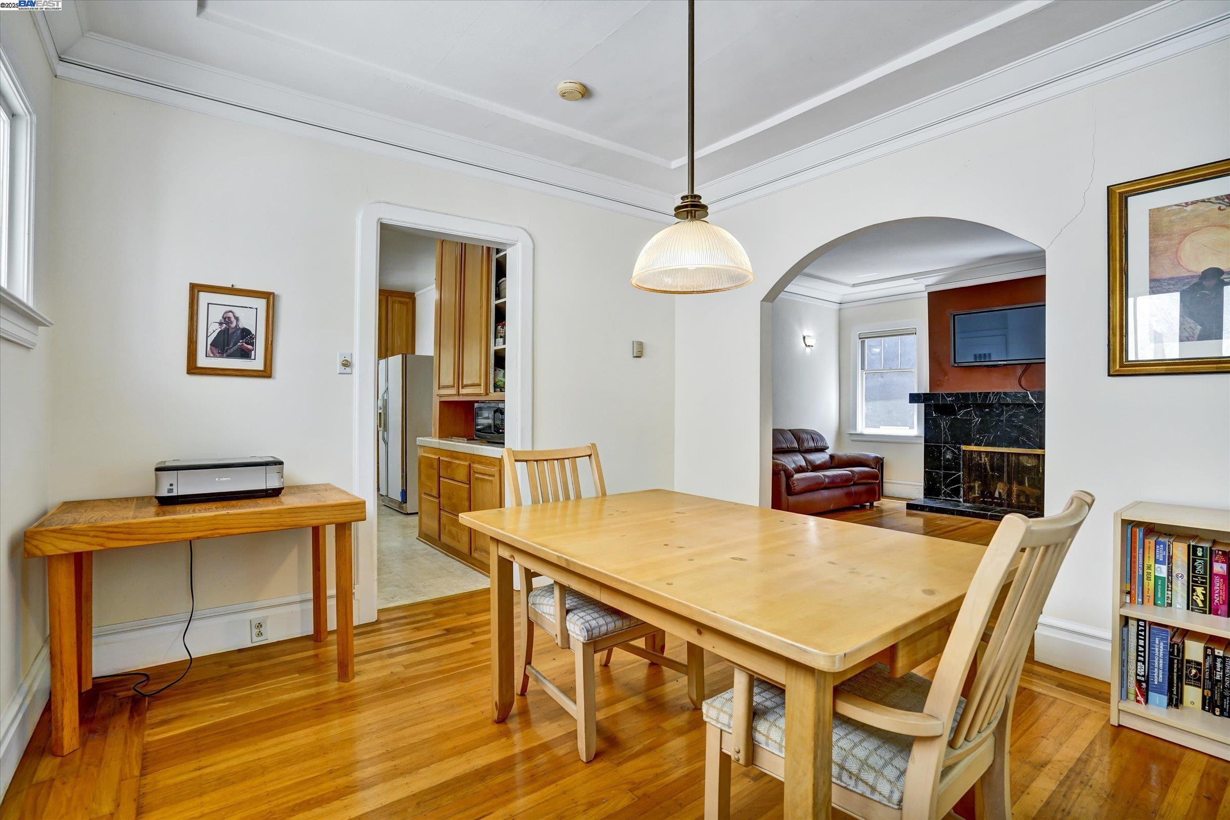 Detail Gallery Image 5 of 24 For 5378 Broadway, Oakland,  CA 94618 - 2 Beds | 1 Baths