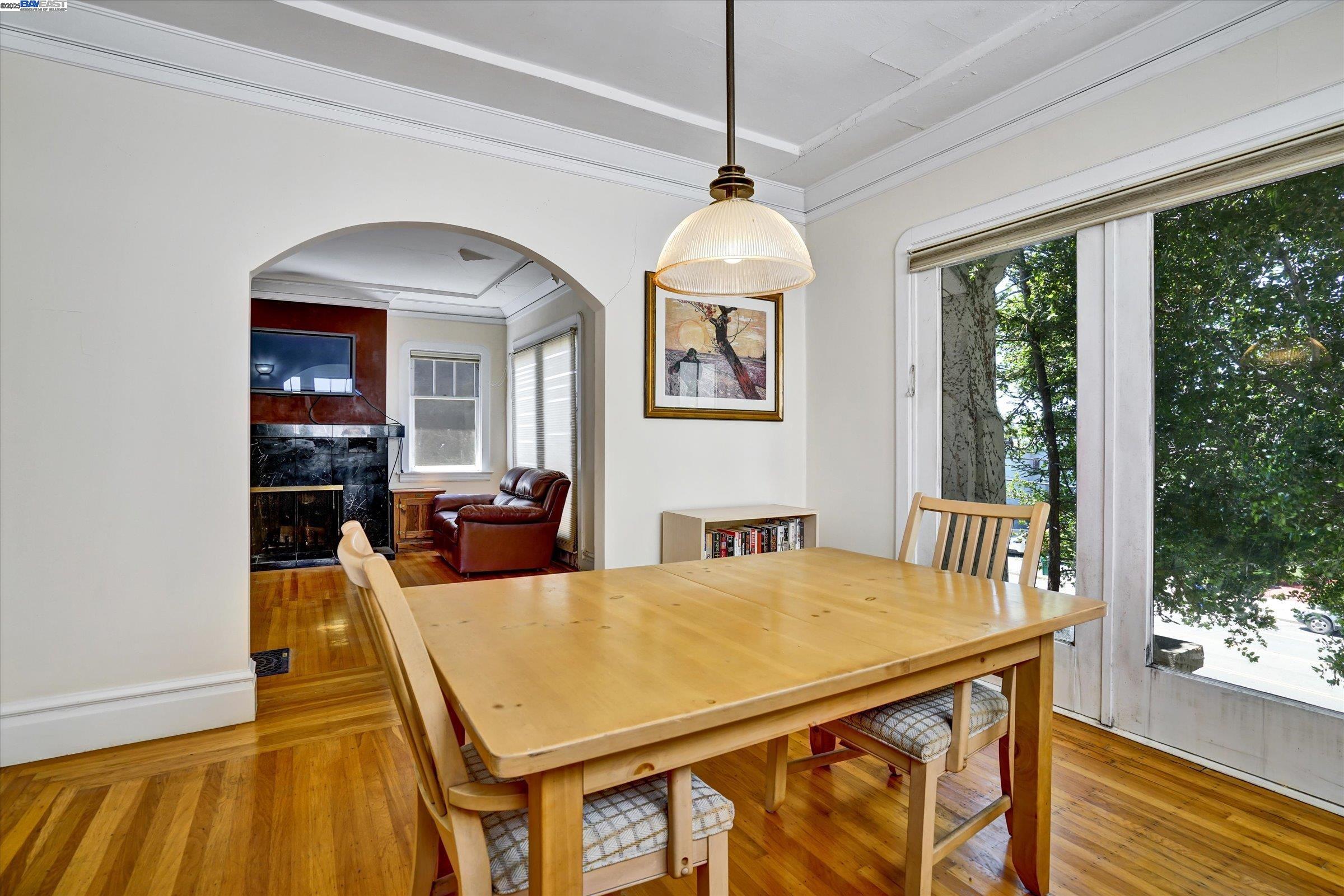 Detail Gallery Image 6 of 24 For 5378 Broadway, Oakland,  CA 94618 - 2 Beds | 1 Baths