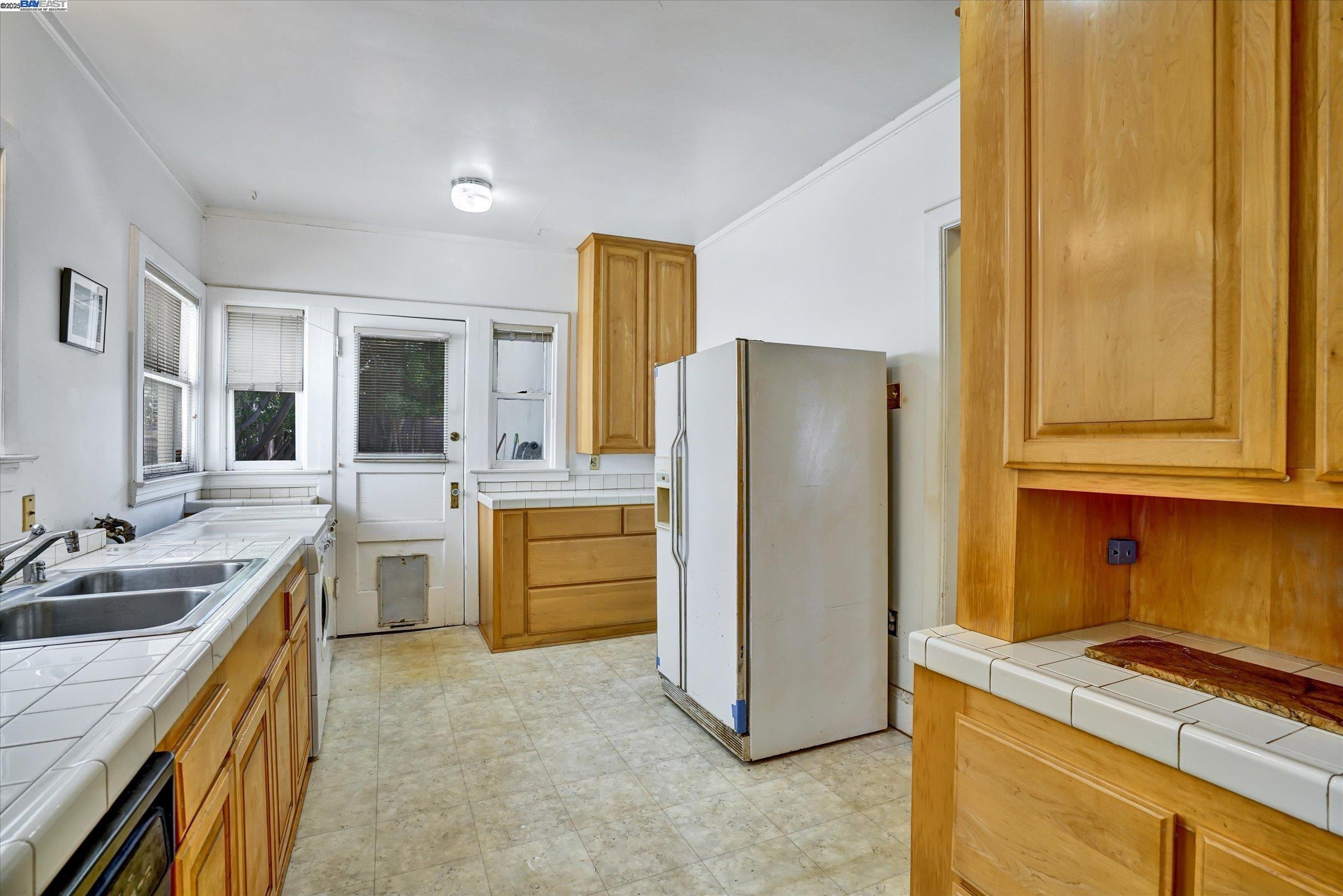 Detail Gallery Image 8 of 24 For 5378 Broadway, Oakland,  CA 94618 - 2 Beds | 1 Baths