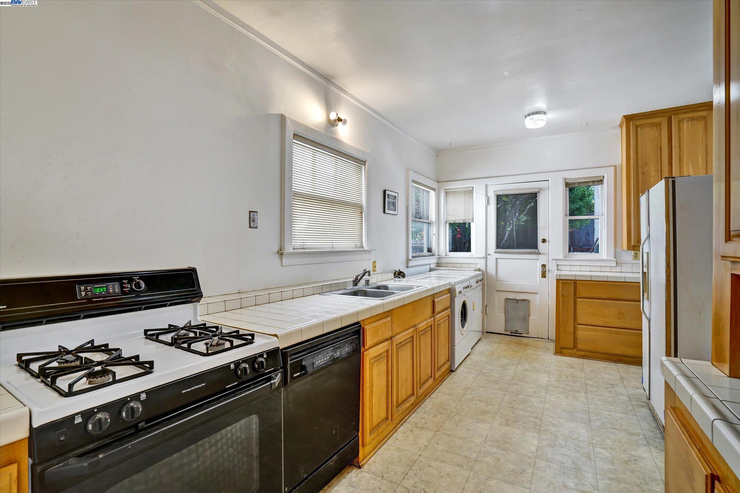 Detail Gallery Image 9 of 24 For 5378 Broadway, Oakland,  CA 94618 - 2 Beds | 1 Baths