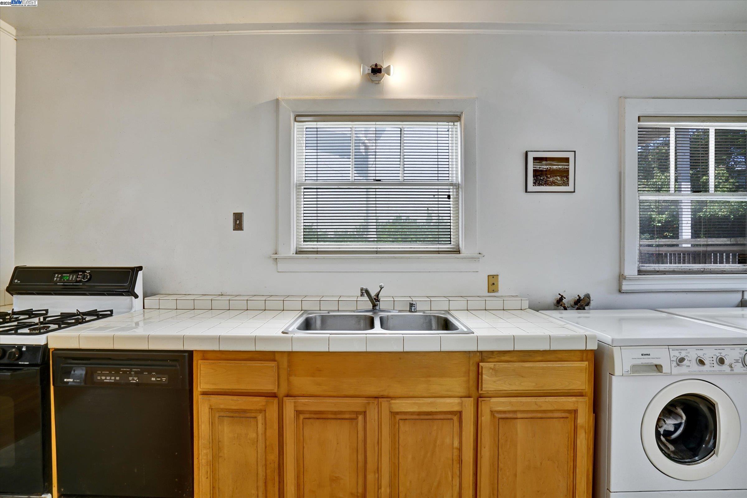 Detail Gallery Image 10 of 24 For 5378 Broadway, Oakland,  CA 94618 - 2 Beds | 1 Baths
