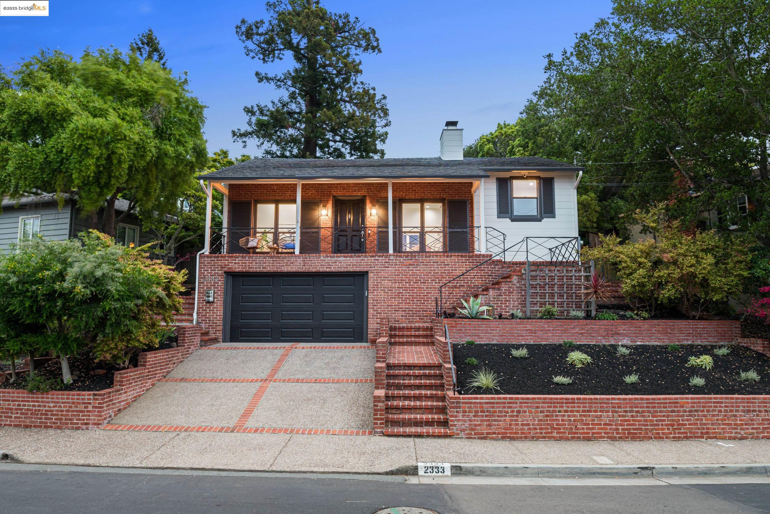 Detail Gallery Image 1 of 1 For 2333 Leimert Blvd, Oakland,  CA 94602 - 3 Beds | 2 Baths