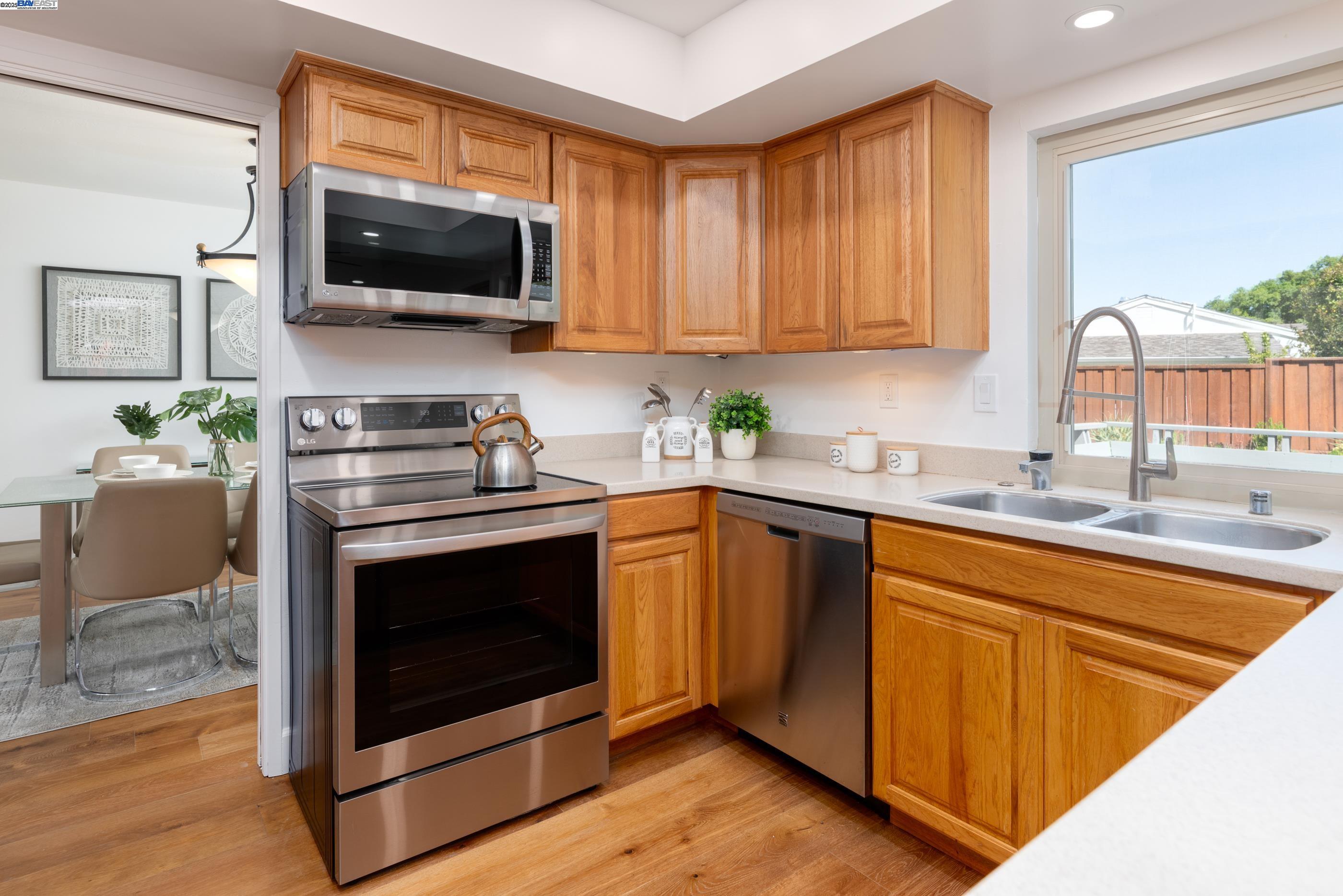 Detail Gallery Image 18 of 58 For 310 Trestle Glen Ct, Walnut Creek,  CA 94598 - 5 Beds | 2/1 Baths
