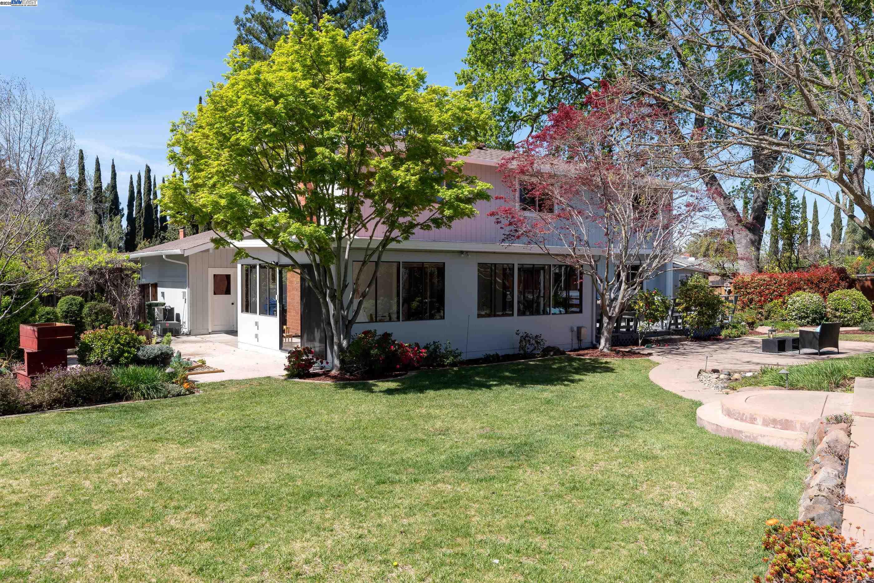 Detail Gallery Image 6 of 58 For 310 Trestle Glen Ct, Walnut Creek,  CA 94598 - 5 Beds | 2/1 Baths