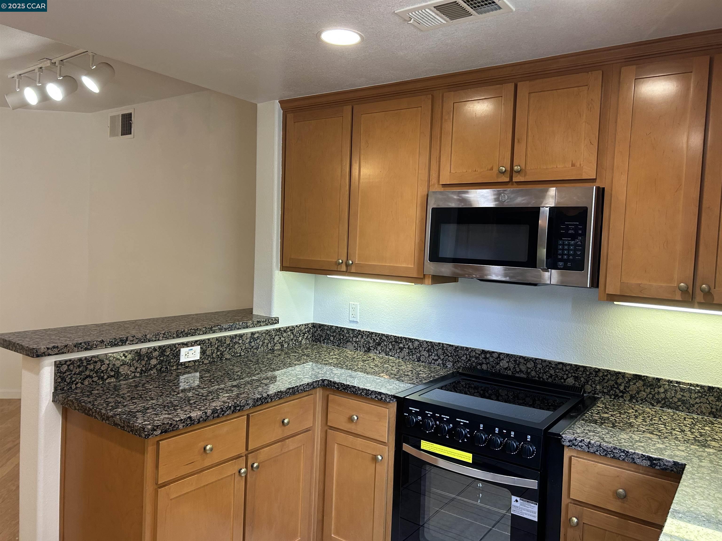 Detail Gallery Image 6 of 40 For 1310 Saddle Rack St #352,  San Jose,  CA 95126 - 3 Beds | 2 Baths