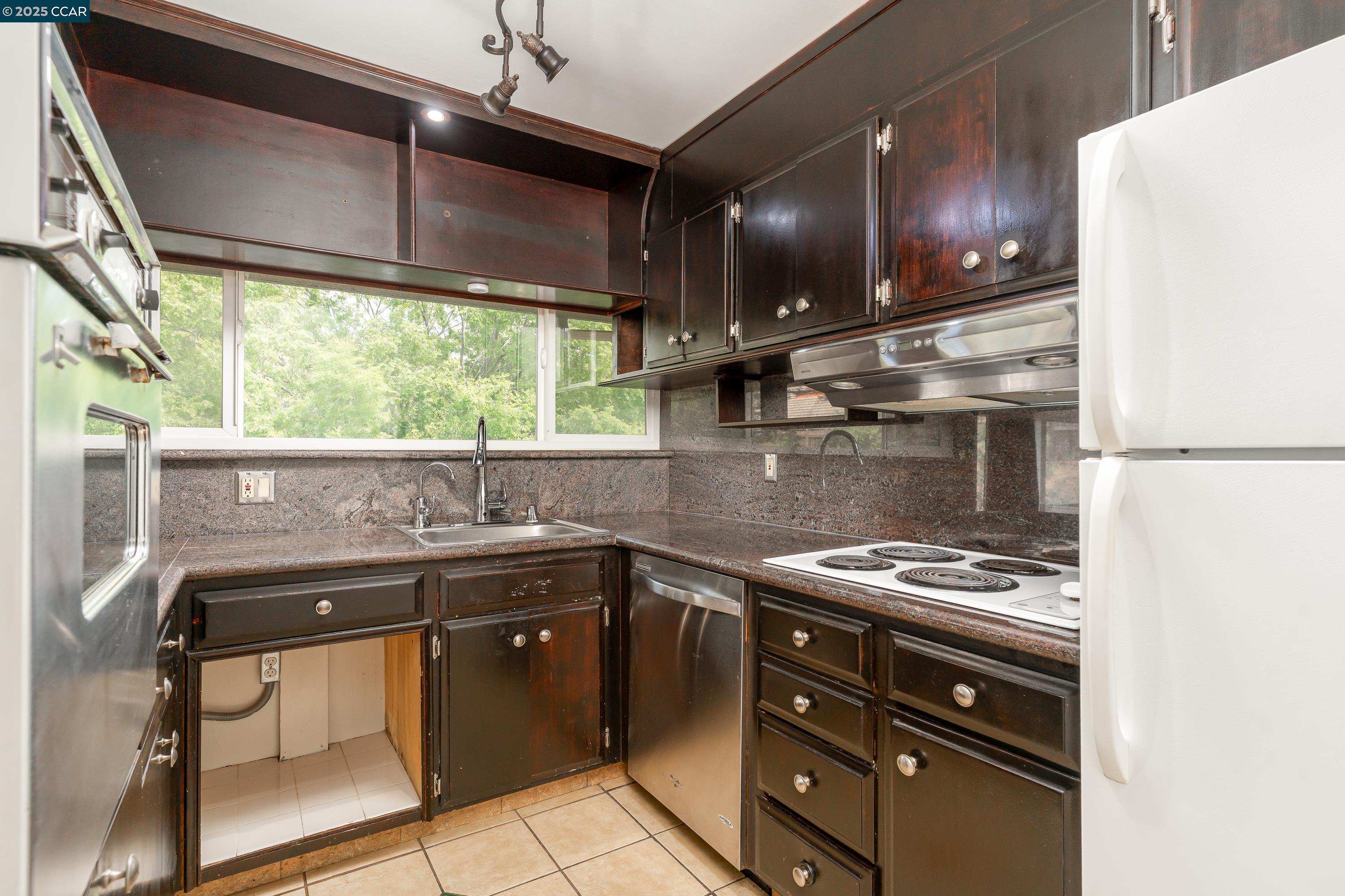 Detail Gallery Image 11 of 44 For 2345 Paloma Ct #6,  Pinole,  CA 94564 - 3 Beds | 2 Baths