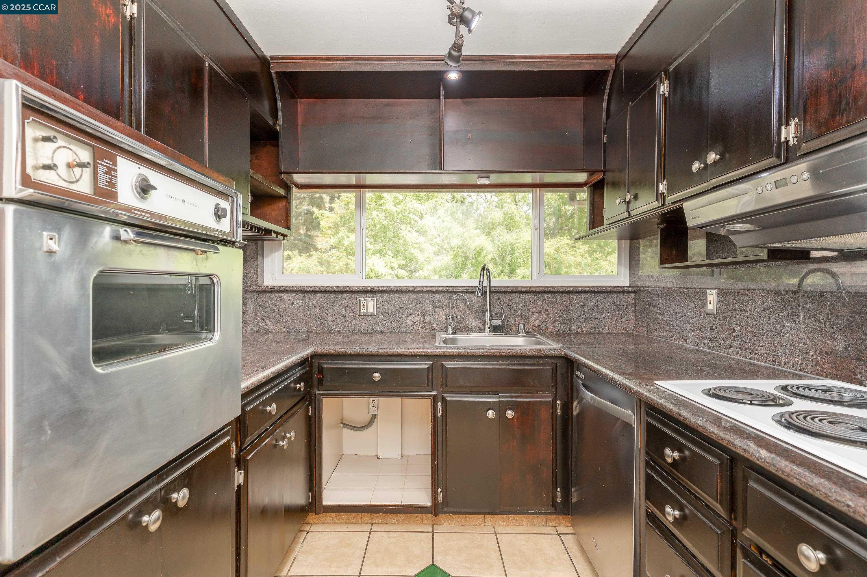 Detail Gallery Image 12 of 44 For 2345 Paloma Ct #6,  Pinole,  CA 94564 - 3 Beds | 2 Baths