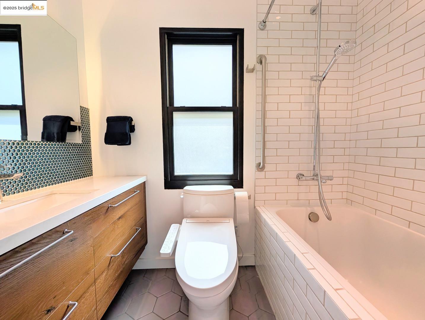 Detail Gallery Image 11 of 24 For 206 Donohoe St, East Palo Alto,  CA 94303 - 3 Beds | 3 Baths