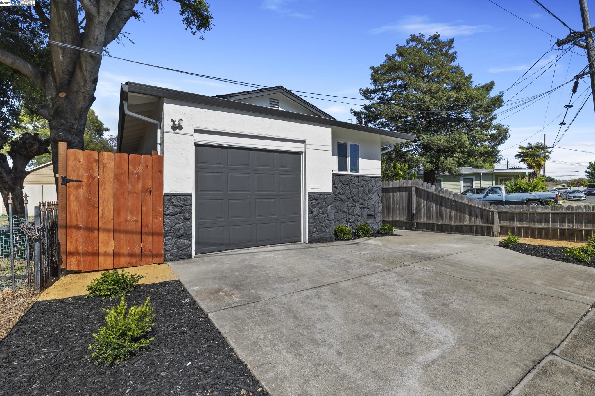Detail Gallery Image 2 of 15 For 126 Gleason, Vallejo,  CA 94590 - 2 Beds | 1 Baths