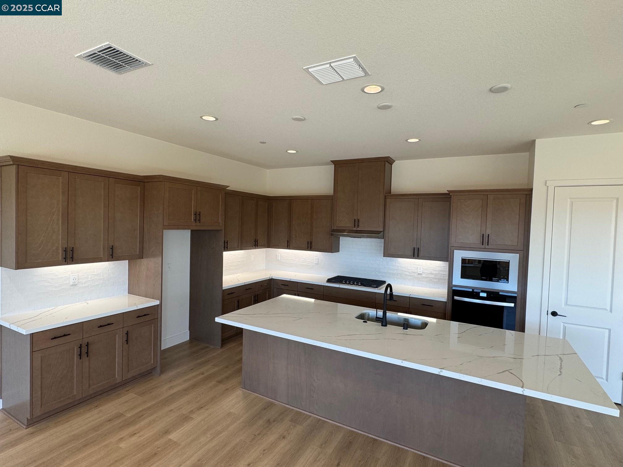 Detail Gallery Image 4 of 19 For 17585 Bushwick Lane, Lathrop,  CA 95330 - 5 Beds | 3 Baths