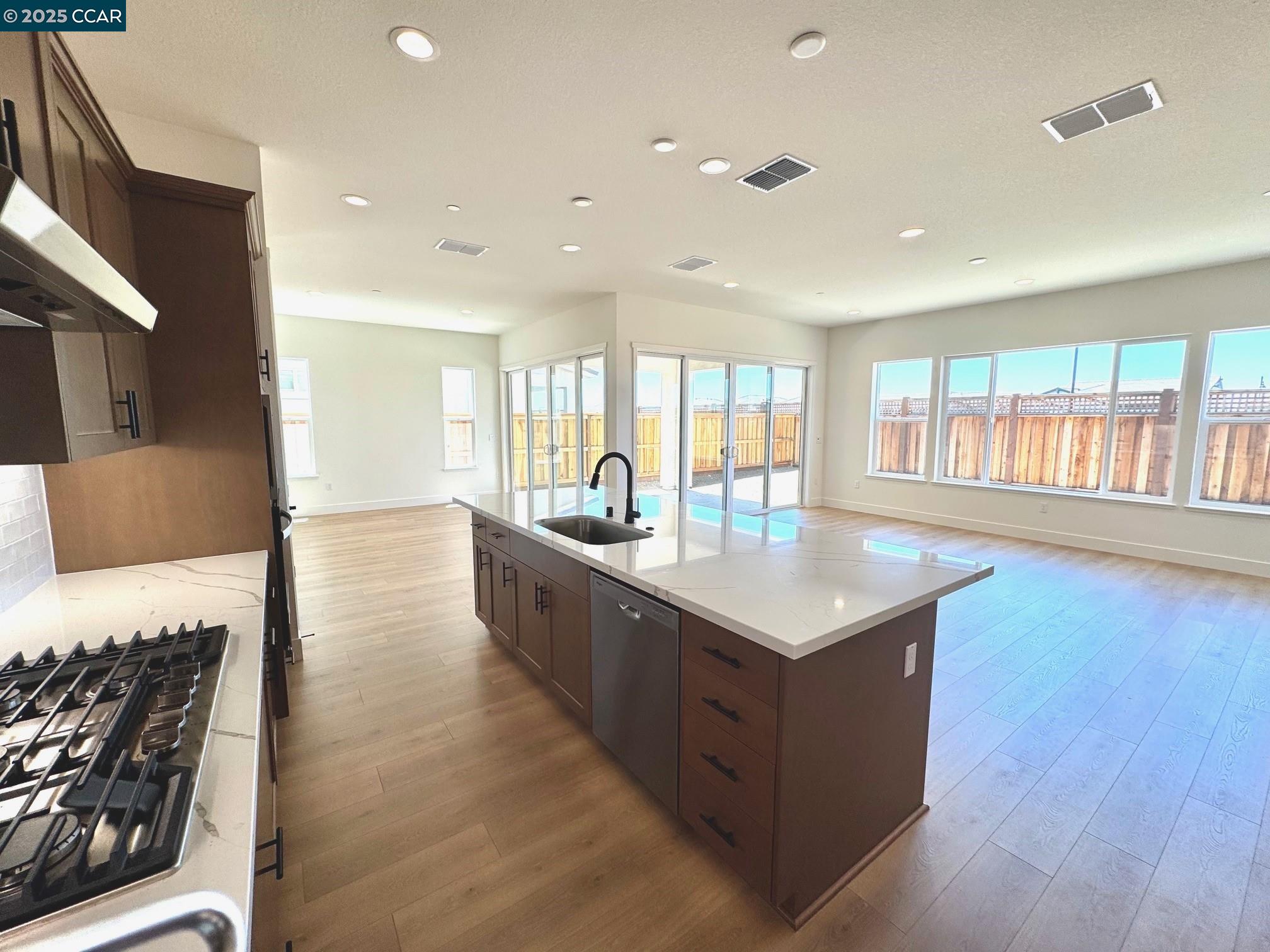 Detail Gallery Image 5 of 19 For 17585 Bushwick Lane, Lathrop,  CA 95330 - 5 Beds | 3 Baths