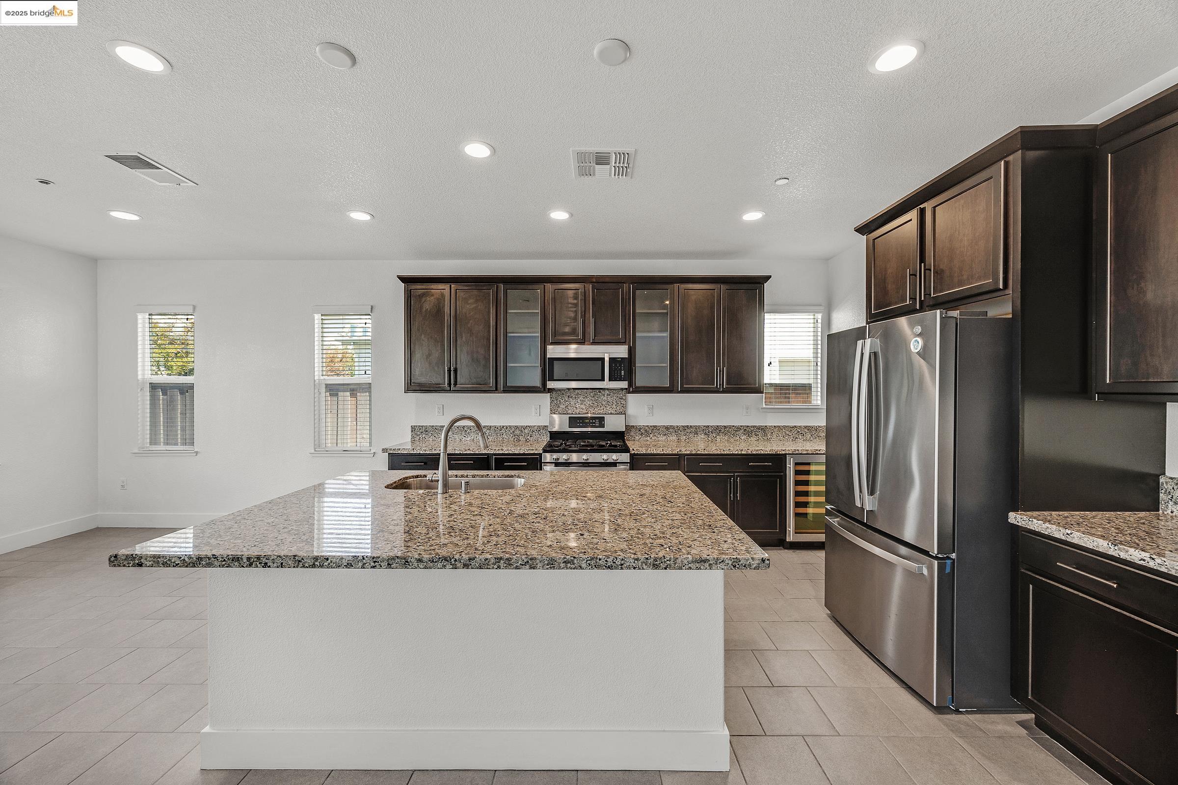 Detail Gallery Image 6 of 38 For 18499 Lewiston Dr, Lathrop,  CA 95330-8433 - 4 Beds | 3/1 Baths