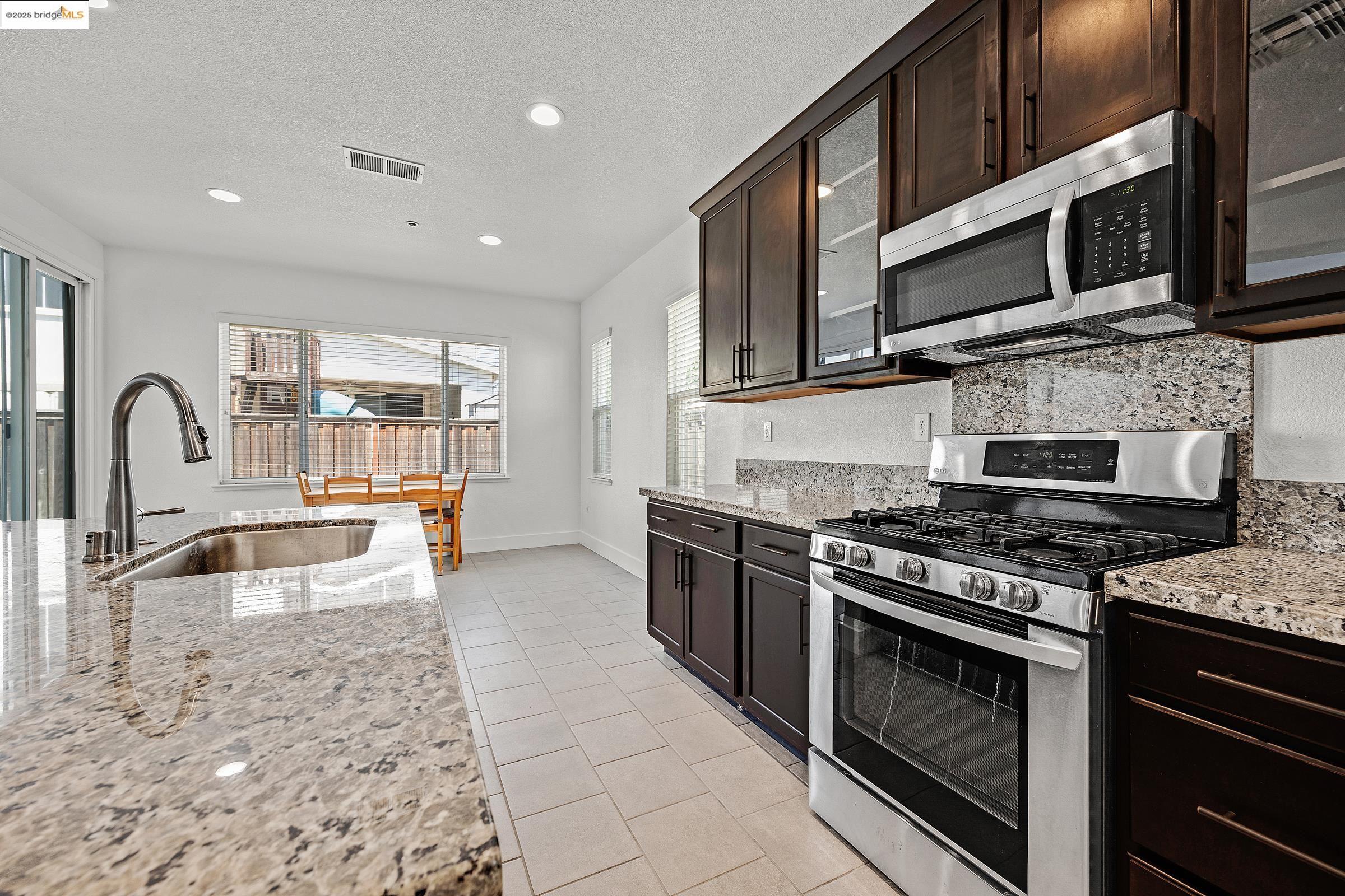 Detail Gallery Image 7 of 38 For 18499 Lewiston Dr, Lathrop,  CA 95330-8433 - 4 Beds | 3/1 Baths