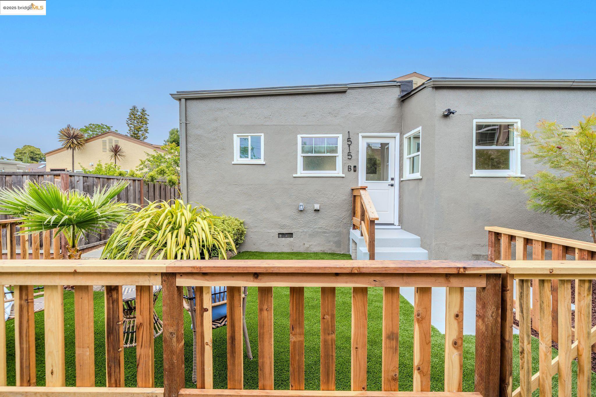 Detail Gallery Image 2 of 18 For 1515b Derby St, Berkeley,  CA 94703 - 2 Beds | 1 Baths