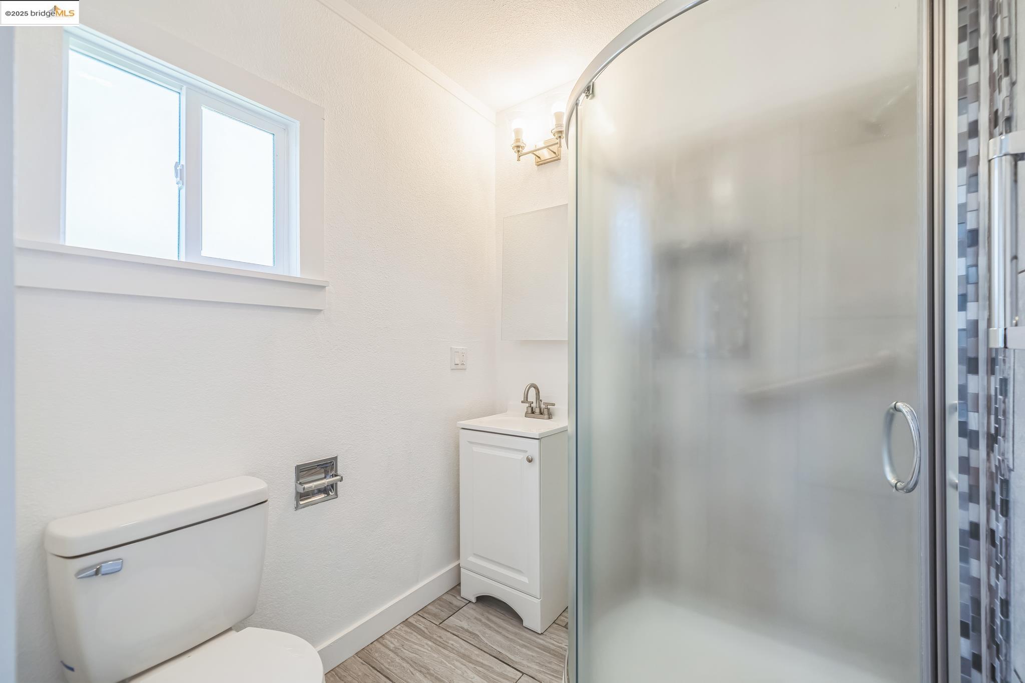 Detail Gallery Image 13 of 18 For 1515b Derby St, Berkeley,  CA 94703 - 2 Beds | 1 Baths