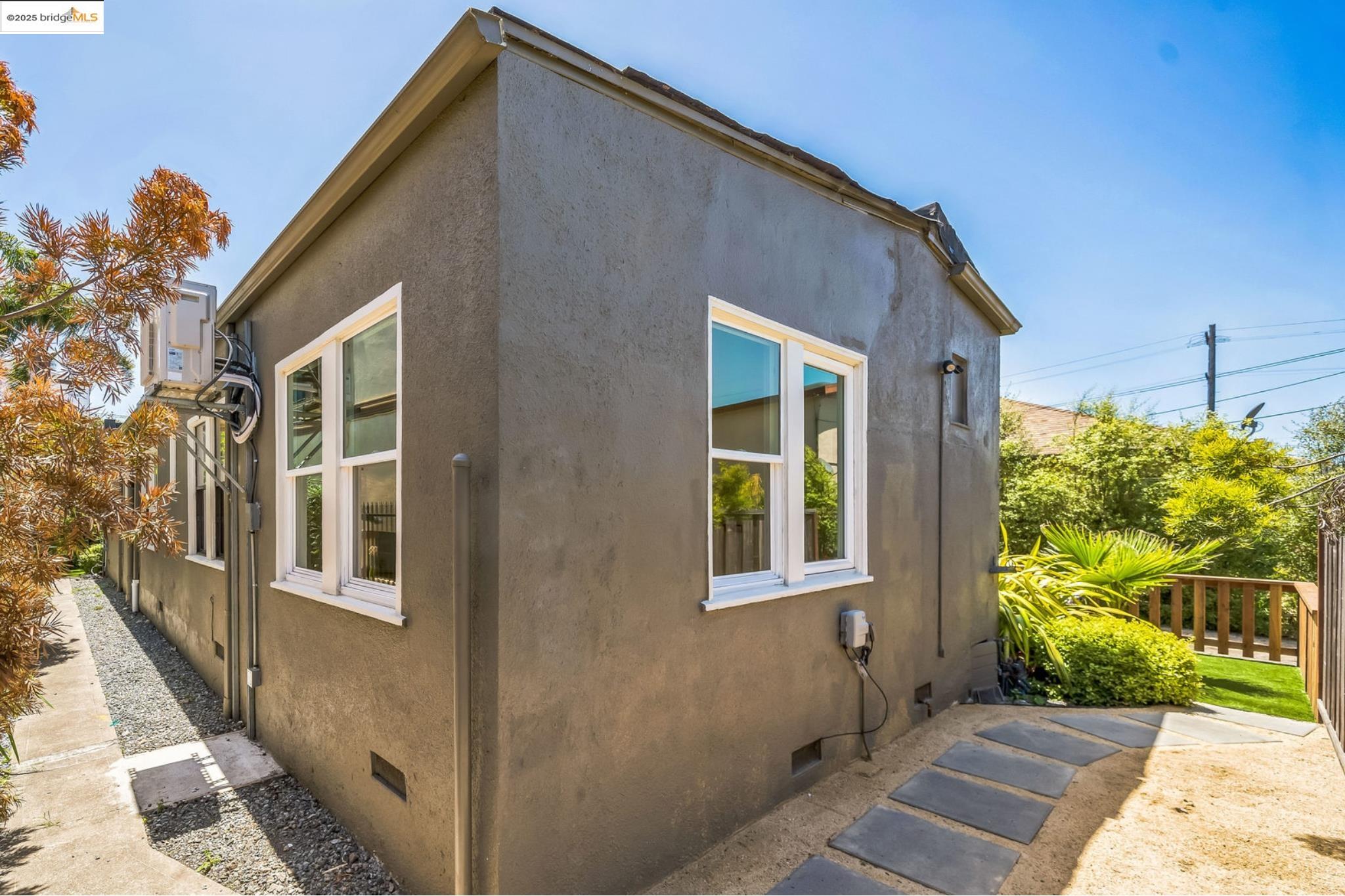 Detail Gallery Image 15 of 18 For 1515b Derby St, Berkeley,  CA 94703 - 2 Beds | 1 Baths