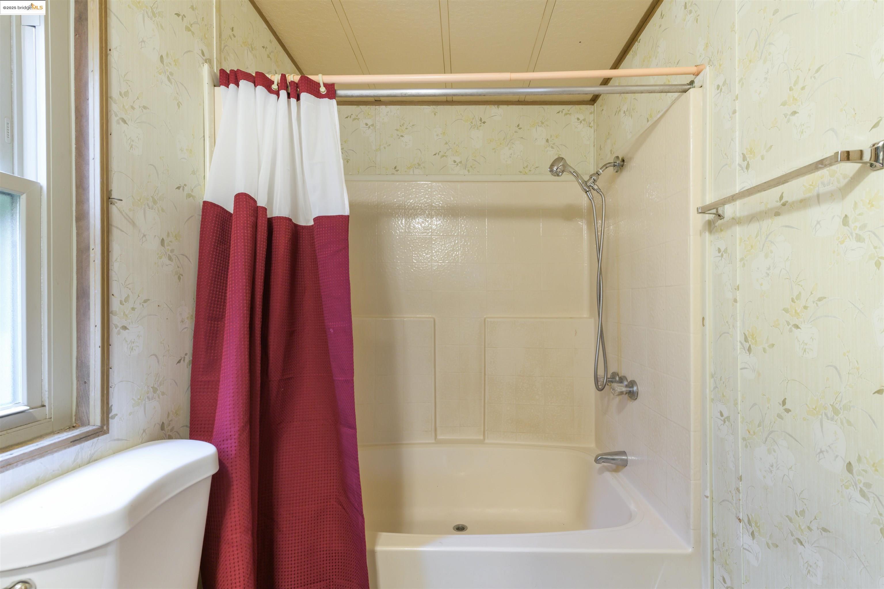 Detail Gallery Image 4 of 17 For 1954 84th Ave, Oakland,  CA 94621 - 3 Beds | 2 Baths