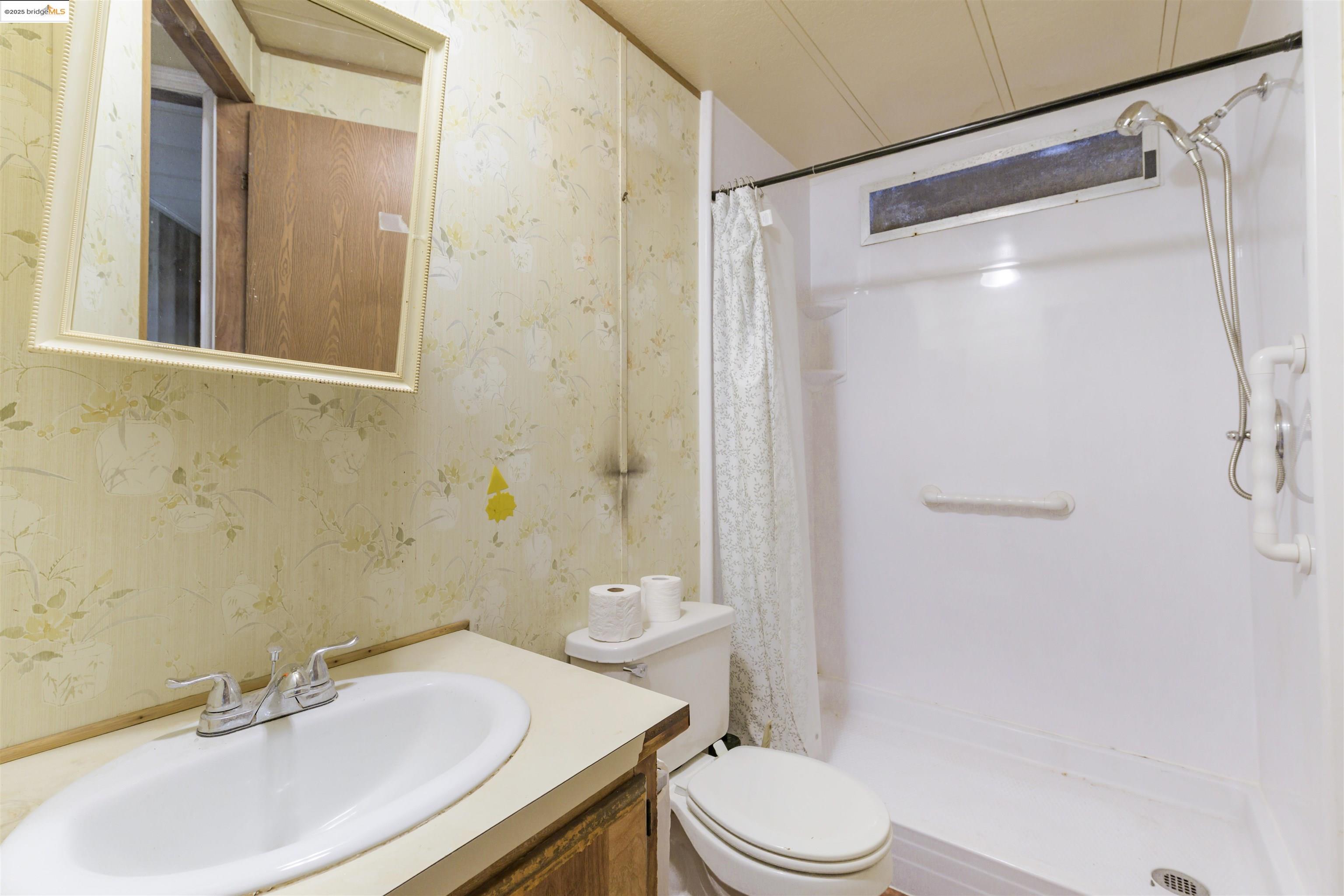 Detail Gallery Image 5 of 17 For 1954 84th Ave, Oakland,  CA 94621 - 3 Beds | 2 Baths