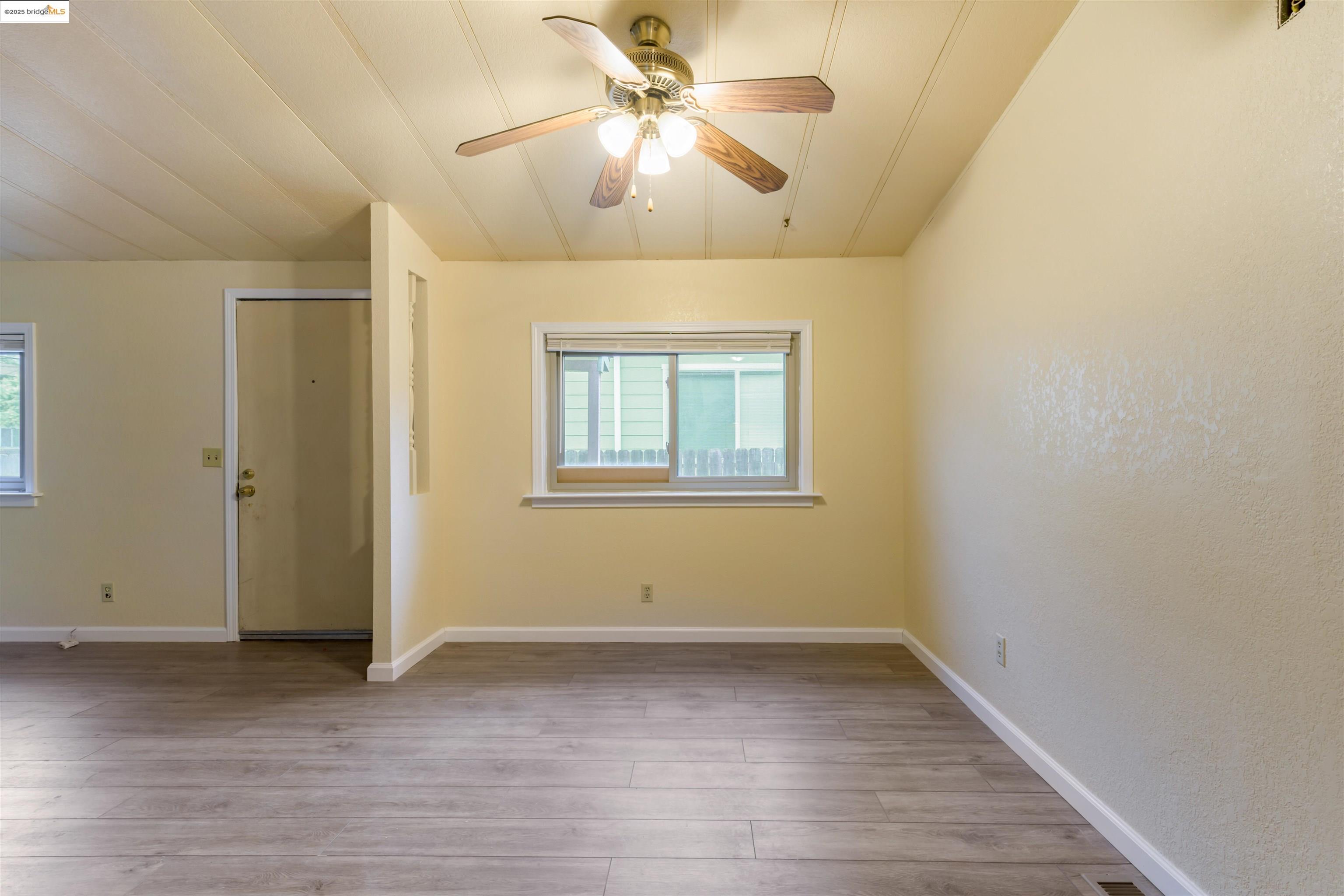 Detail Gallery Image 6 of 17 For 1954 84th Ave, Oakland,  CA 94621 - 3 Beds | 2 Baths