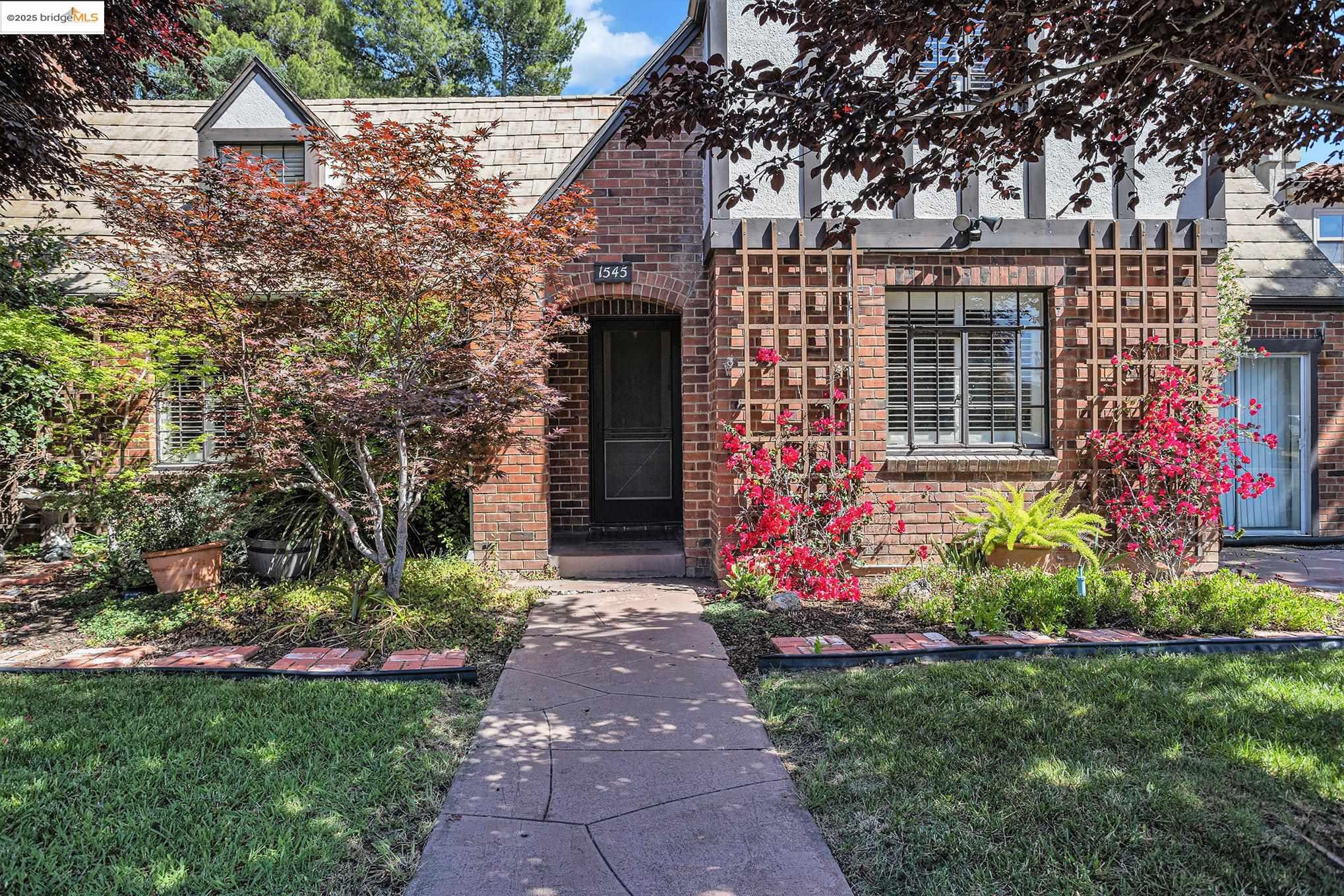 Detail Gallery Image 4 of 53 For 1545 W Walnut Street, Stockton,  CA 95203 - 3 Beds | 2 Baths