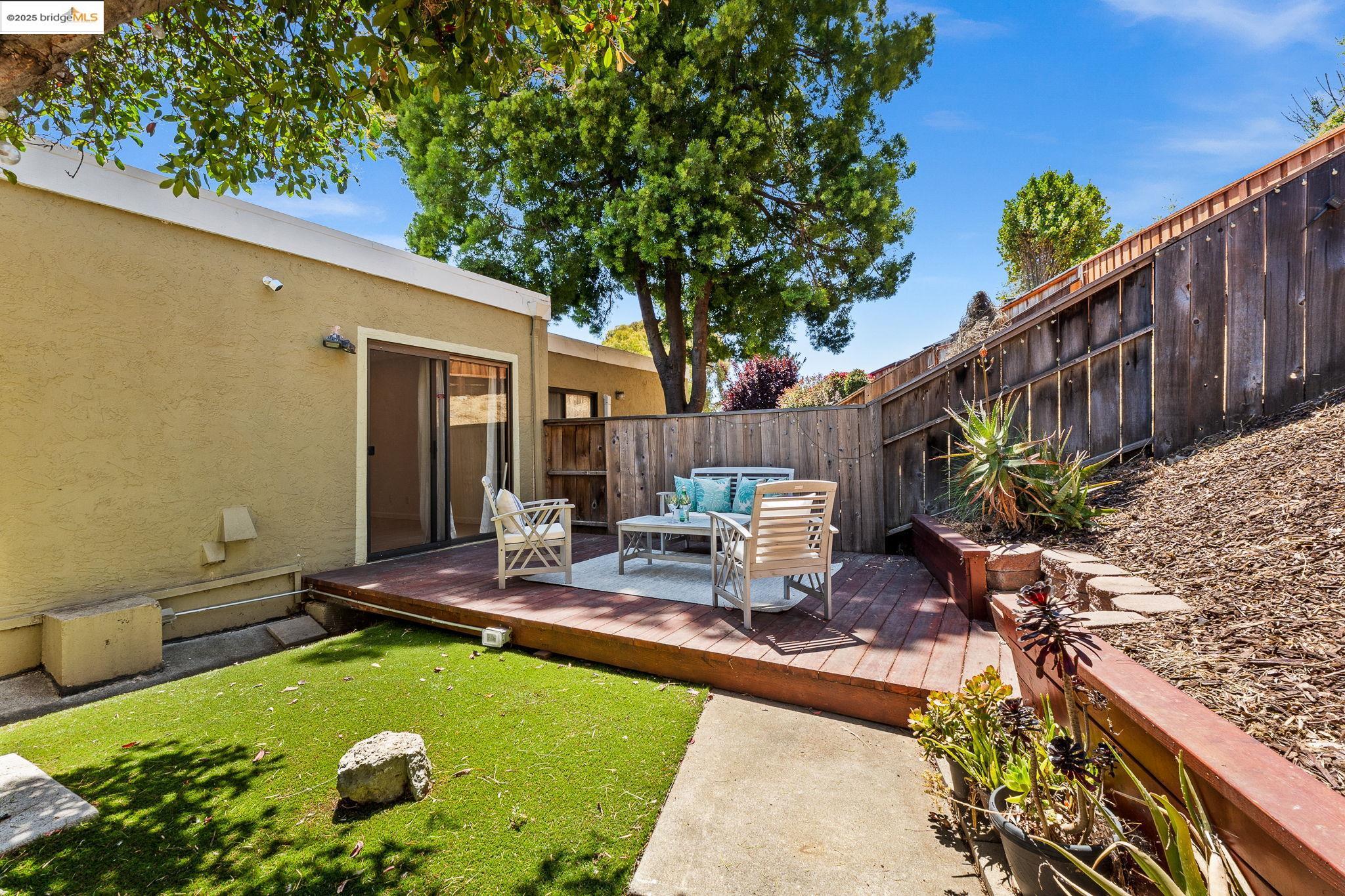Detail Gallery Image 27 of 36 For 300 Locust Dr #6,  Vallejo,  CA 94591 - 2 Beds | 2/1 Baths