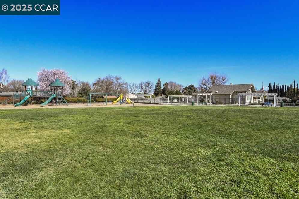 Detail Gallery Image 29 of 32 For 3189 Fitzpatrick Dr, Concord,  CA 94519 - 3 Beds | 2 Baths