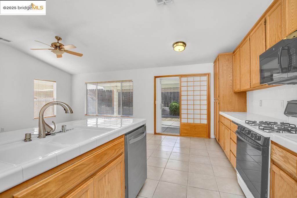 Detail Gallery Image 10 of 32 For 1754 Ray Wise Ln, Tracy,  CA 95376 - 4 Beds | 2 Baths