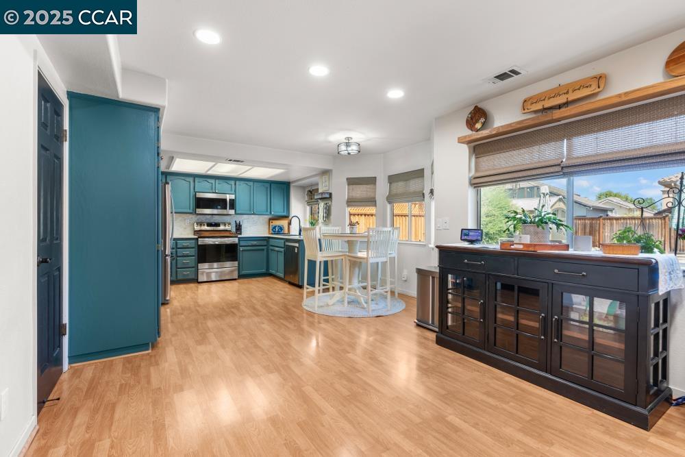 Detail Gallery Image 14 of 41 For 737 Hemmingway Ct, Tracy,  CA 95376 - 4 Beds | 2/1 Baths