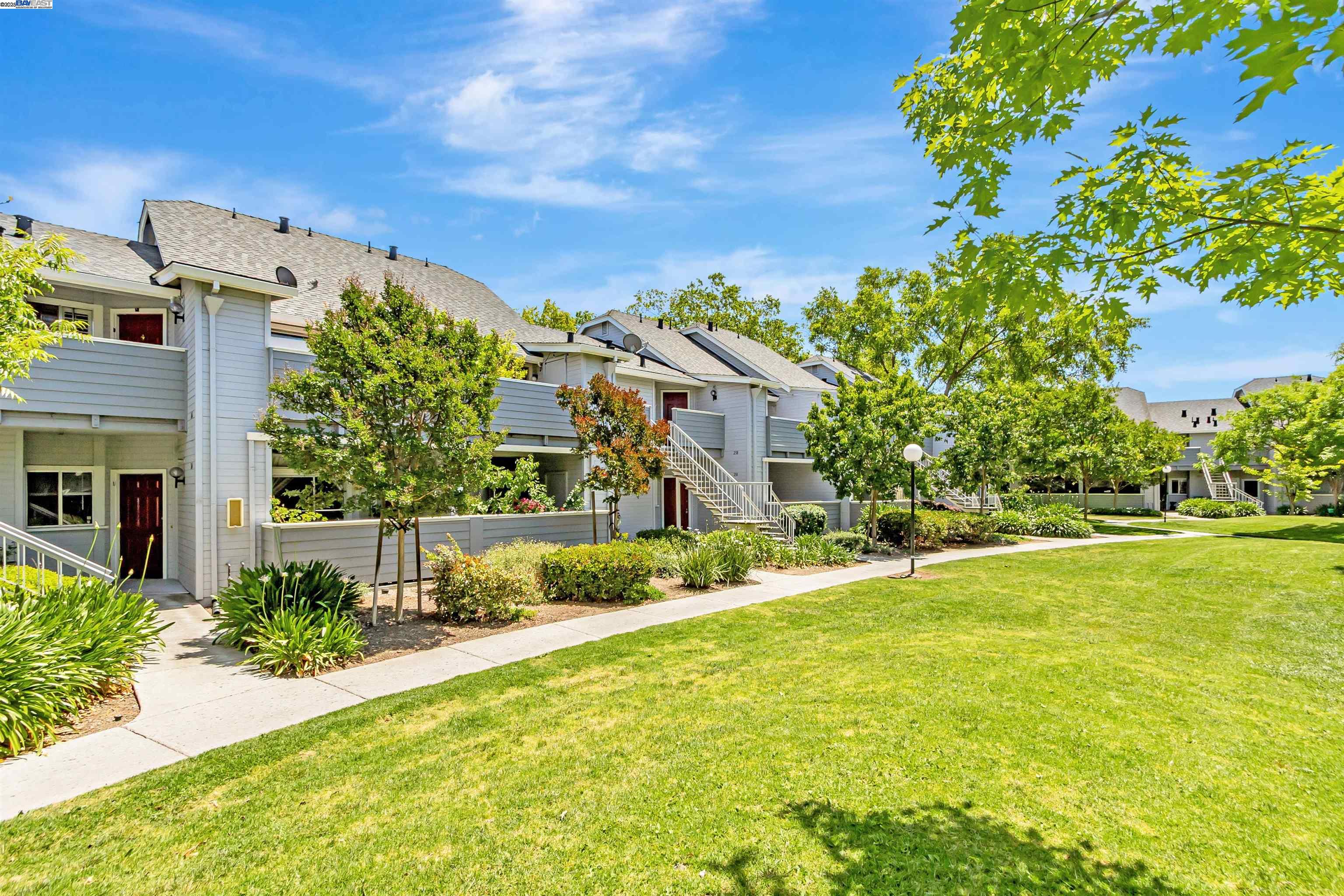 Detail Gallery Image 1 of 36 For 256 Shadow Run Dr, San Jose,  CA 95110 - 2 Beds | 2 Baths