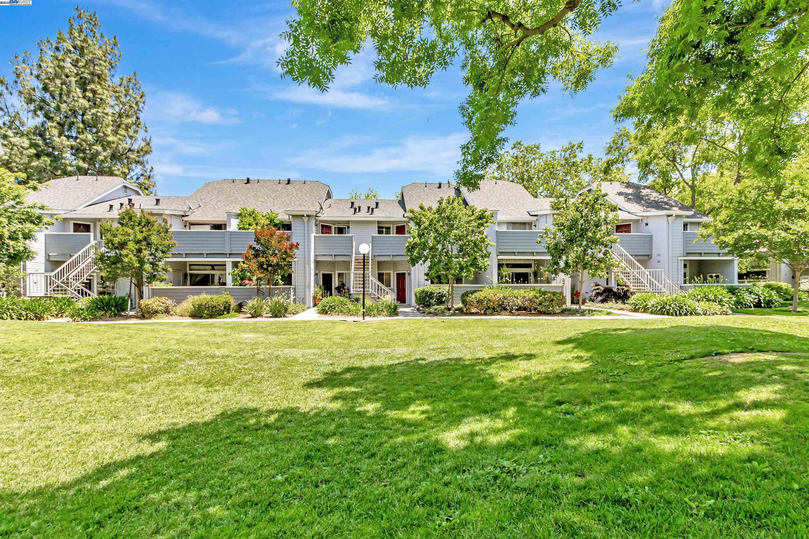 Detail Gallery Image 2 of 36 For 256 Shadow Run Dr, San Jose,  CA 95110 - 2 Beds | 2 Baths