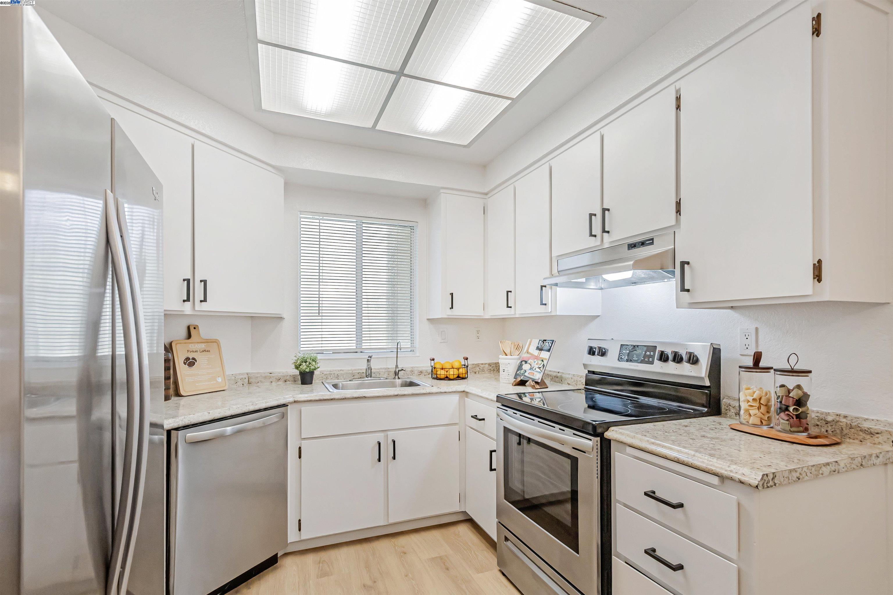 Detail Gallery Image 13 of 36 For 256 Shadow Run Dr, San Jose,  CA 95110 - 2 Beds | 2 Baths