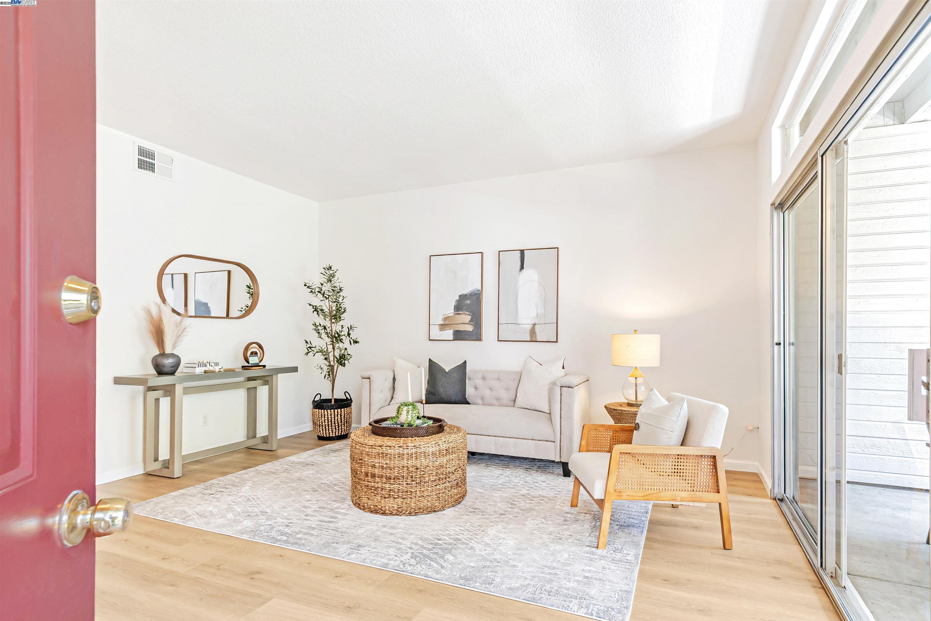 Detail Gallery Image 5 of 36 For 256 Shadow Run Dr, San Jose,  CA 95110 - 2 Beds | 2 Baths
