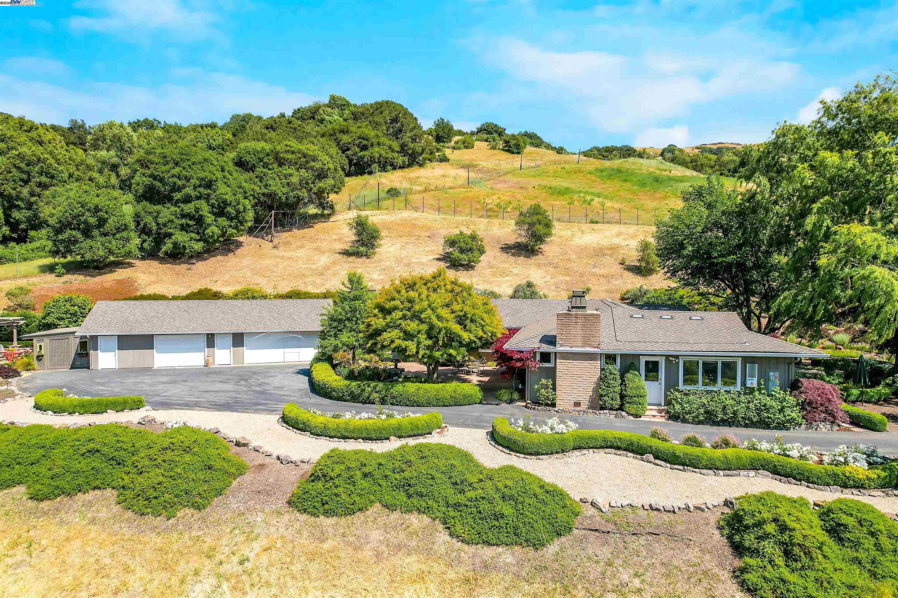 Detail Gallery Image 1 of 1 For 8700 Oak Tree Ln, Castro Valley,  CA 94552 - 3 Beds | 2 Baths